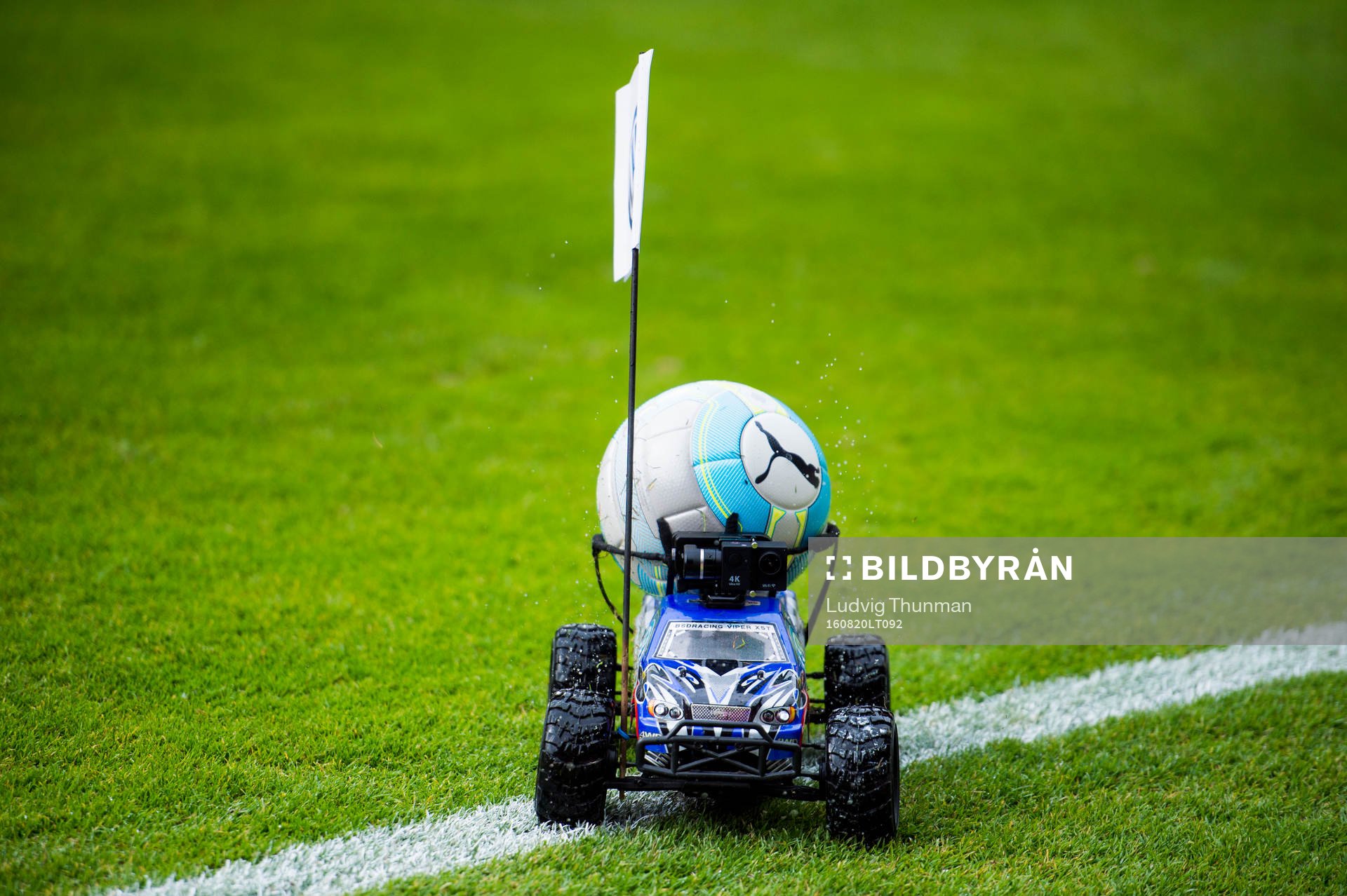 Matchbollen kommer in med radiostyrd bil