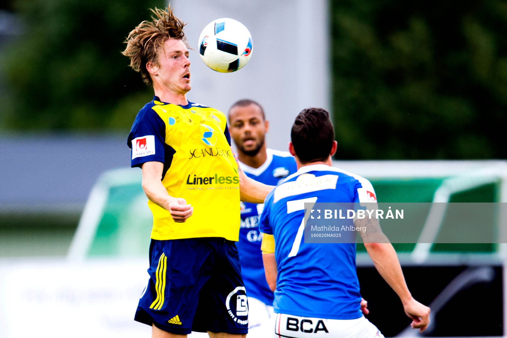 Ängelholms Marcus Bergholtz tar emot bollen