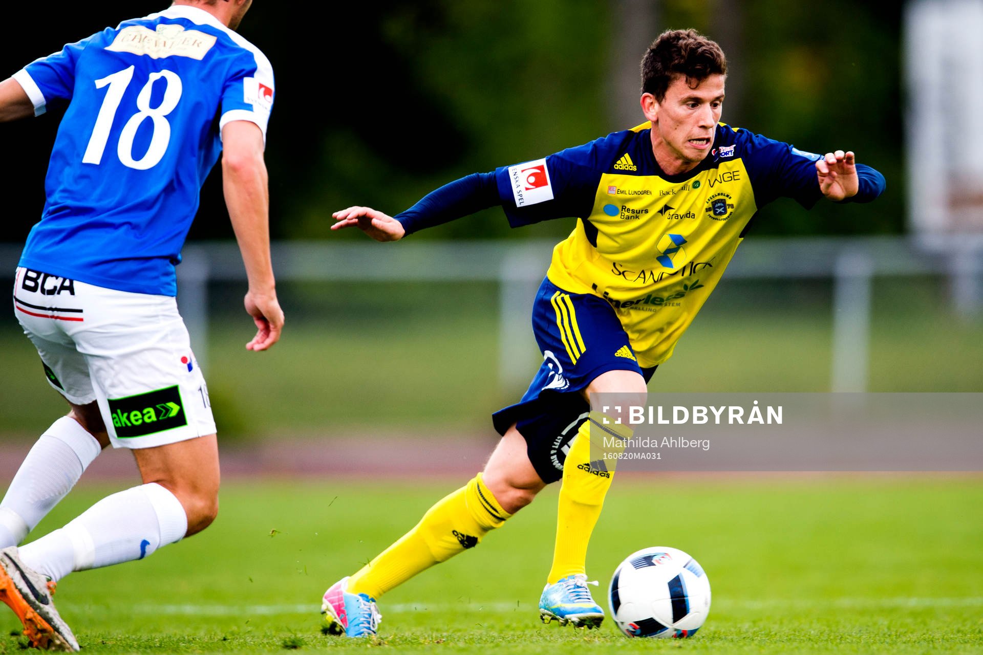 Ängelholms Ardian Rexhepi driver med bollen