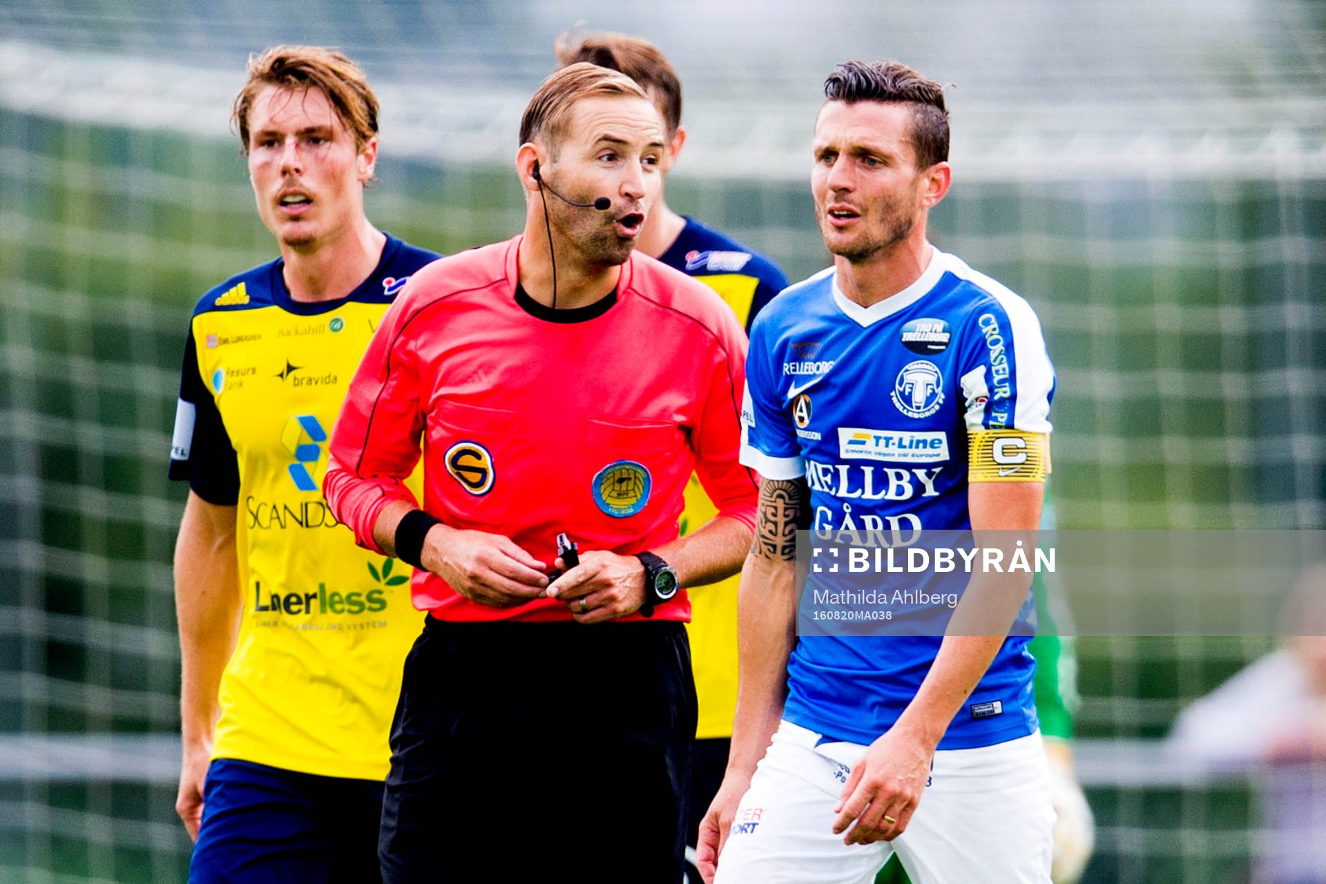 Domaren Jim Persson i diskussion med Trelleborgs Kristian