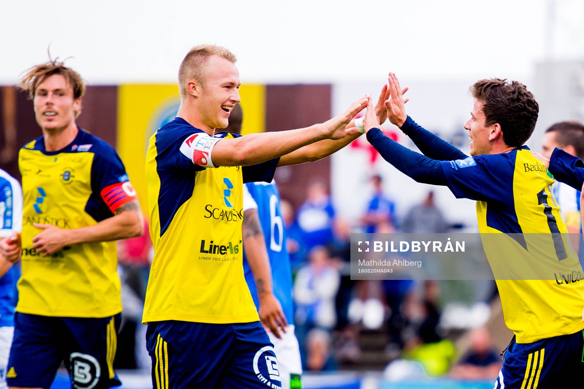 Ängelholms Christian Ljungberg och Ardian Rexhepi jublar