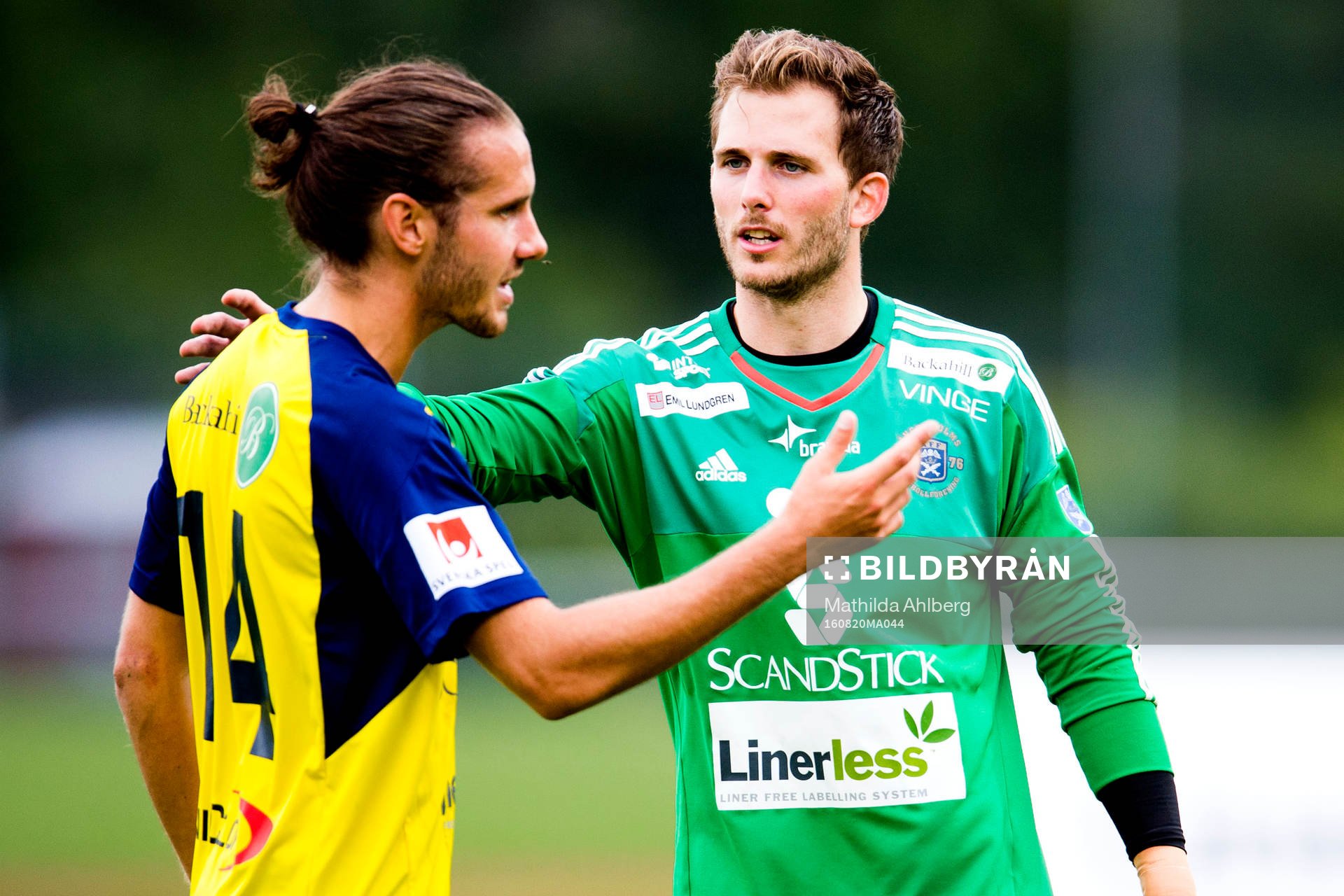 Ängelholms målvakt Carl Lindell (v) försöker lugna ner