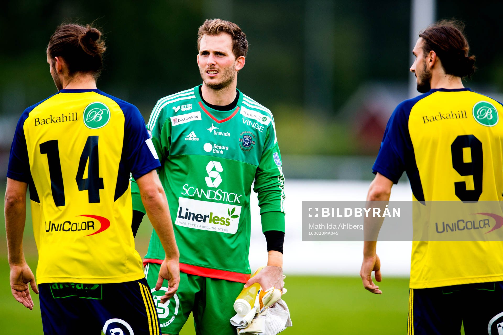 Ängelholms Johan Eiswohld (h), målvakt Carl Lindell (m)