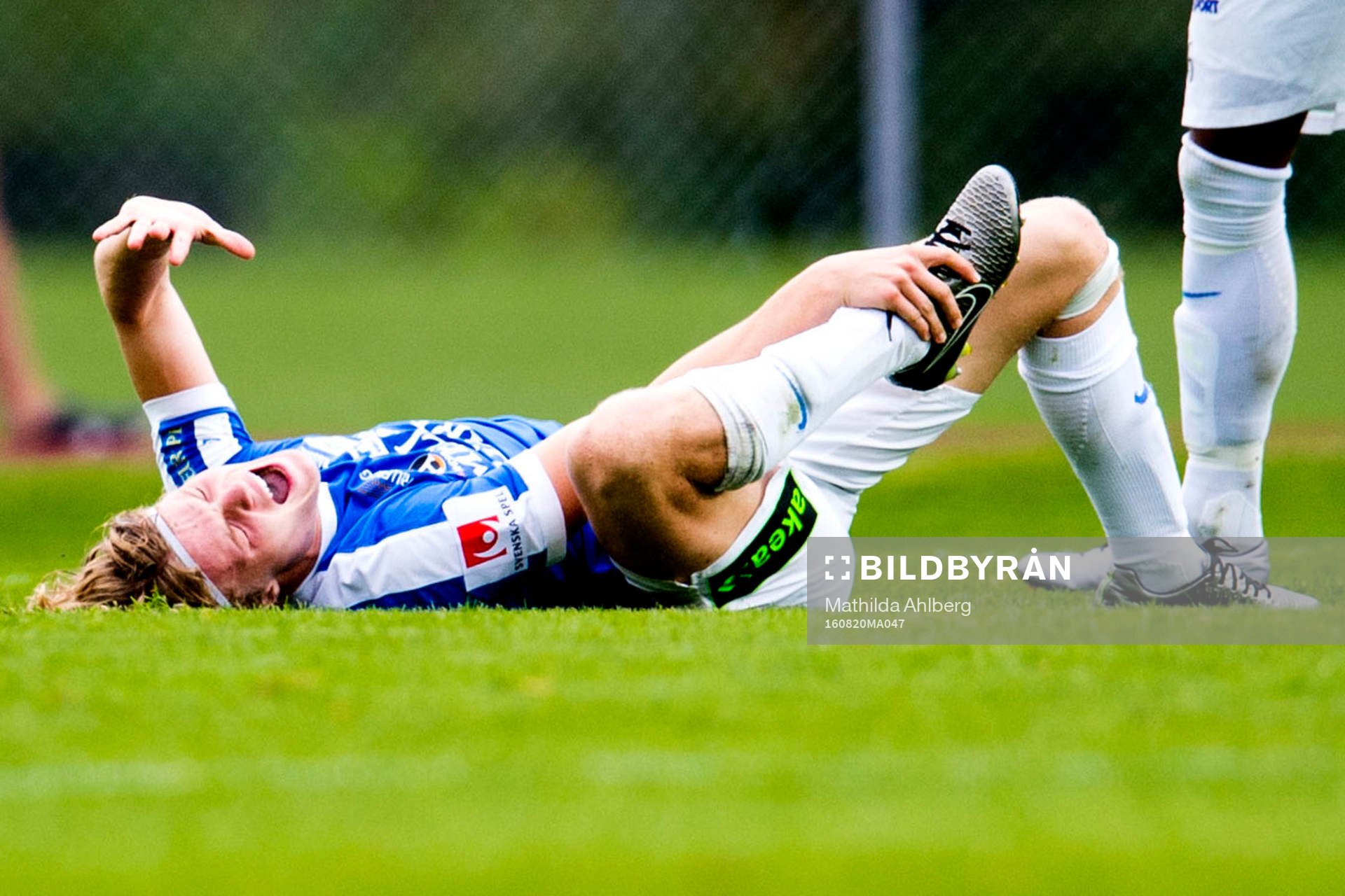 Trelleborgs Freddie Brorsson blir liggandes efter en kollision under fotbollsmatchen i Superettan mellan Ängelholm och Trelleborg den 20 augusti 2016 i Ängelholm.