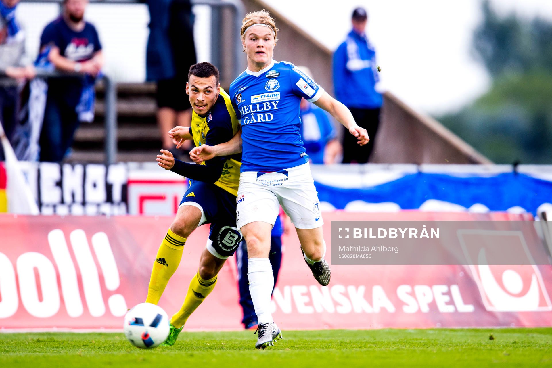 Ängelholms Dennis Stojanovic Fredin och Trelleborgs Freddie Brorsson under fotbollsmatchen i Superettan mellan Ängelholm och Trelleborg den 20 augusti 2016 i Ängelholm.