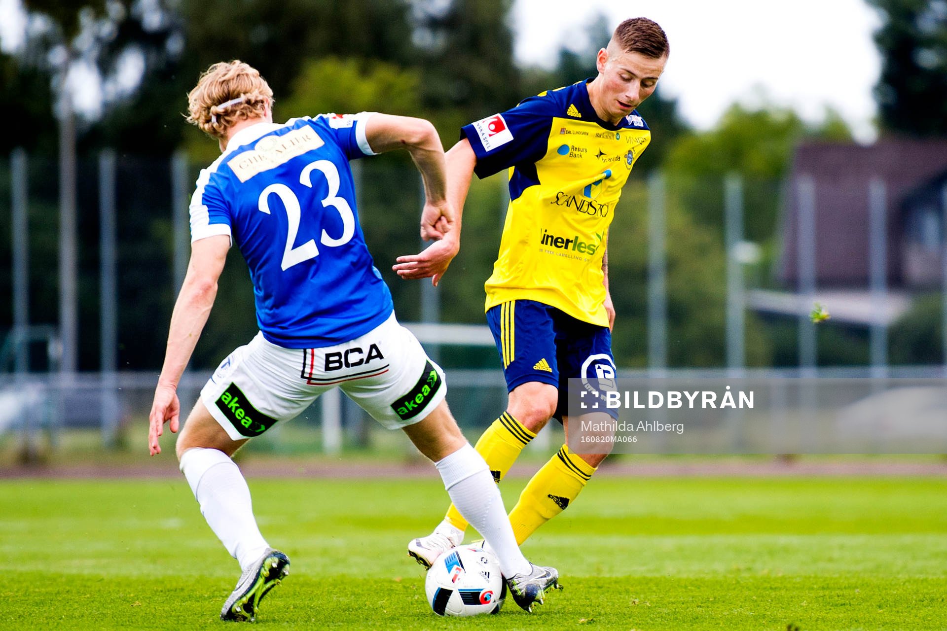 Trelleborgs Freddie Brorsson (ryggen åt kameran) och Ängelholms Petar Petrovic under fotbollsmatchen i Superettan mellan Ängelholm och Trelleborg den 20 augusti 2016 i Ängelholm.