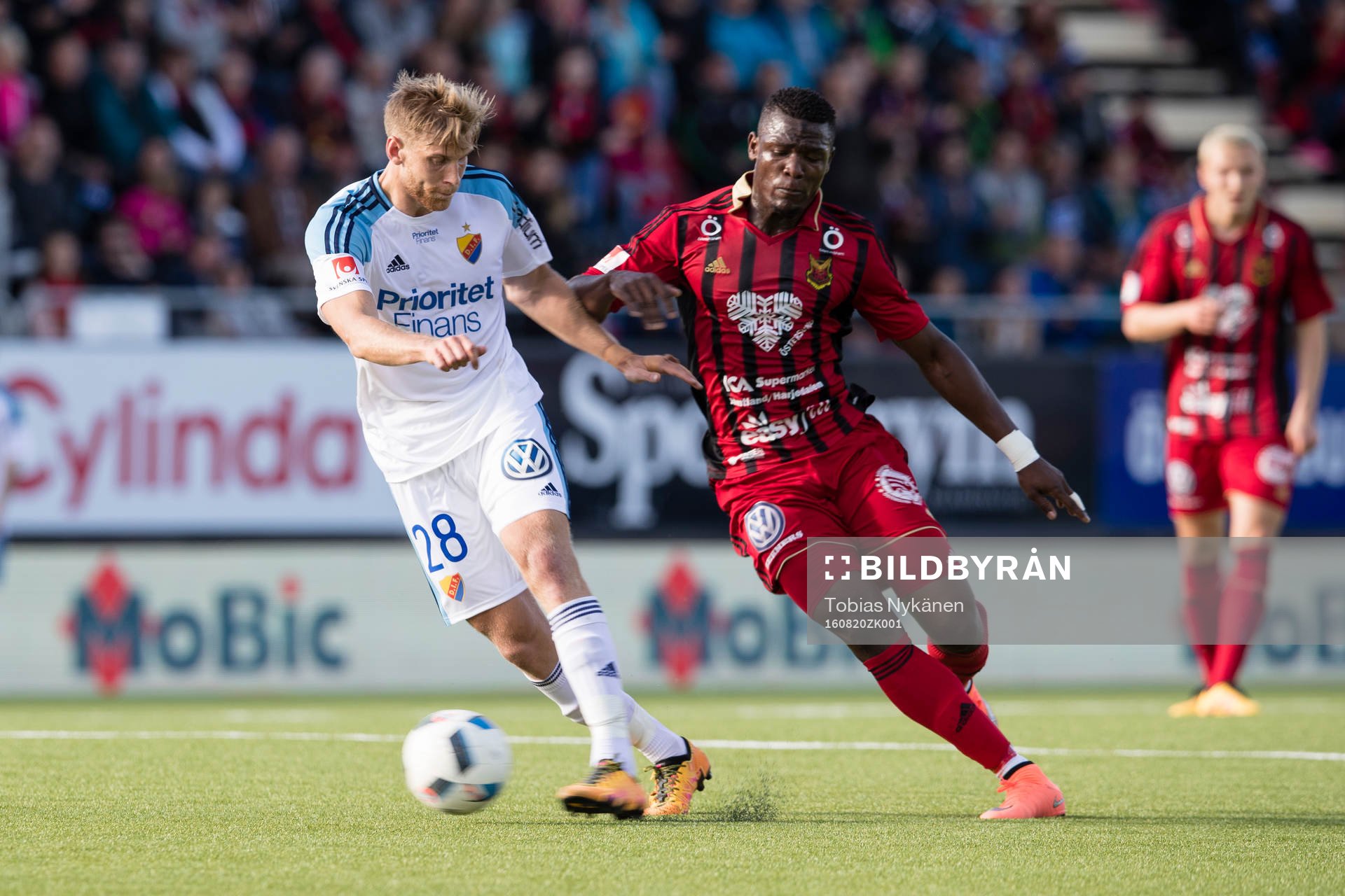 Djurgårdens Niklas Gunnarsson mot Östersunds Alhaji Gero under fotbollsmatchen i Allsvenskan mellan Östersund och Djurgården den 20 augusti 2016 i Östersund.