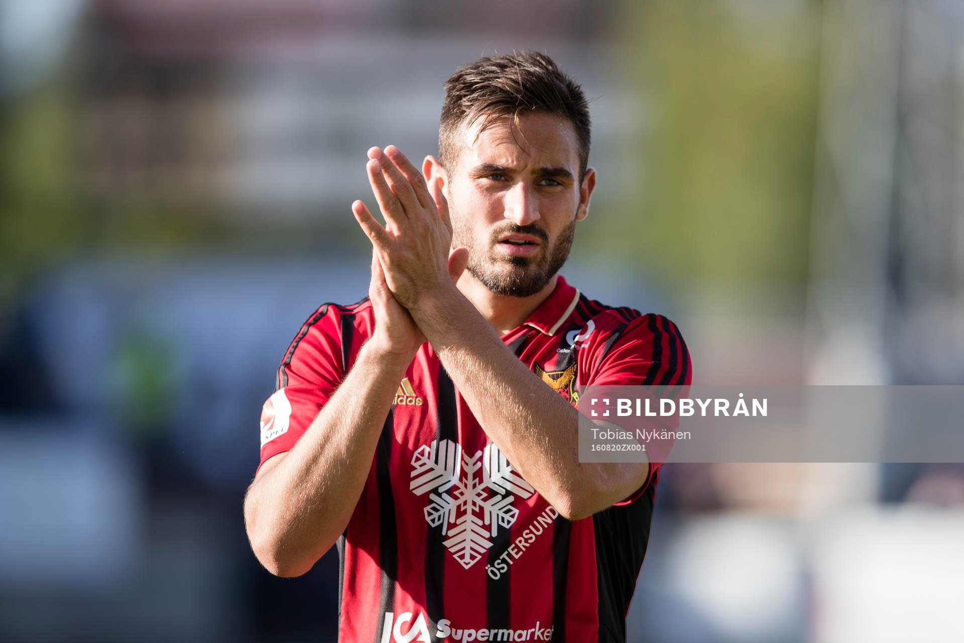 Östersunds Sotirios Papagiannopoulos tackar publiken efter fotbollsmatchen i Allsvenskan mellan Östersund och Djurgården den 20 augusti 2016 i Östersund.