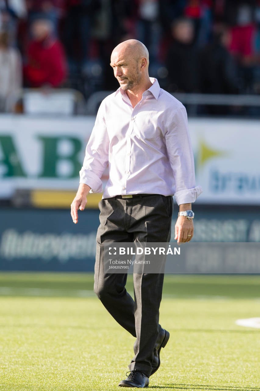 Djurgårdens tränare Mark Dempsey under fotbollsmatchen i Allsvenskan mellan Östersund och Djurgården den 20 augusti 2016 i Östersund.