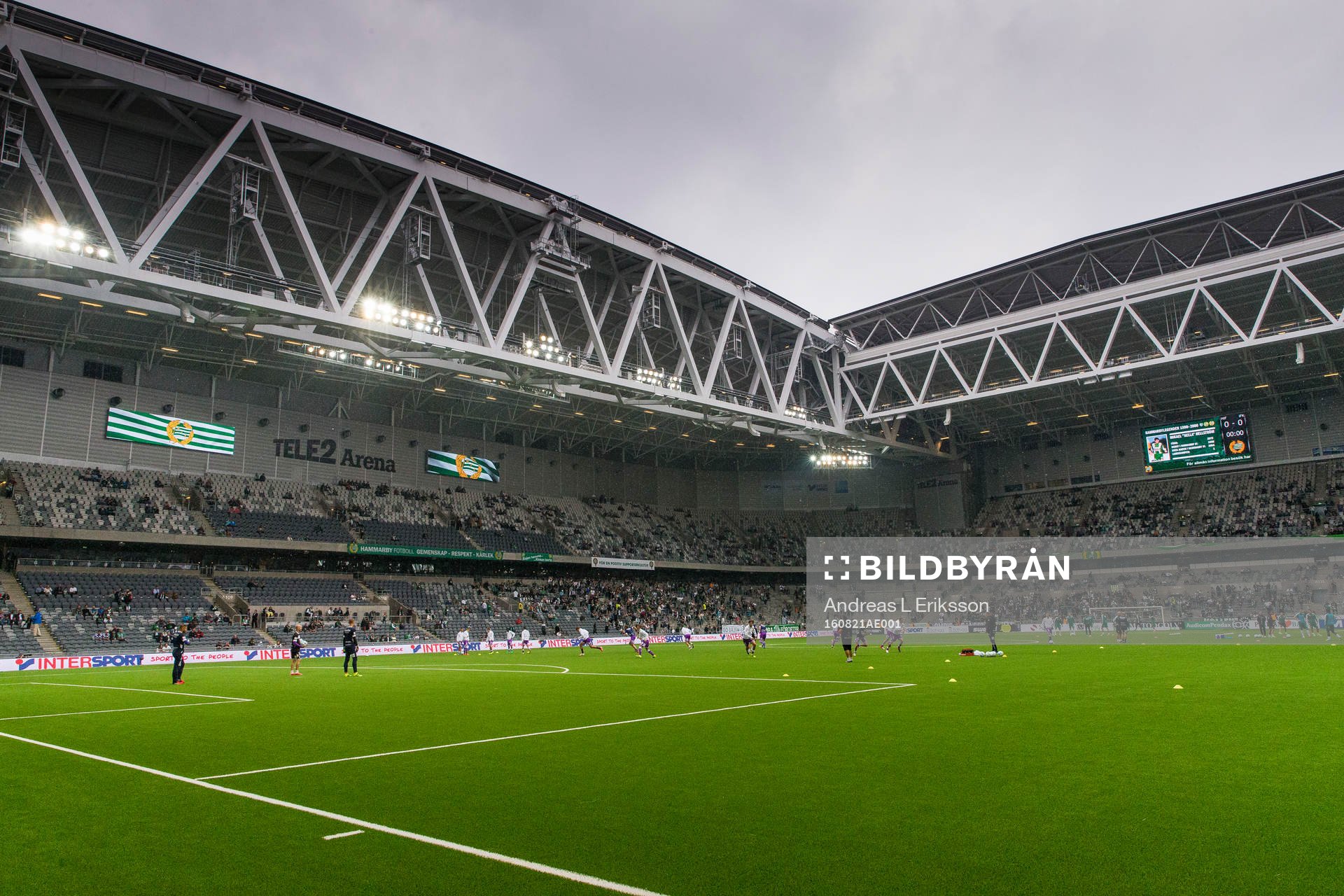 IFK Göteborgs och Hammarbys spelare värmer upp på Tele2