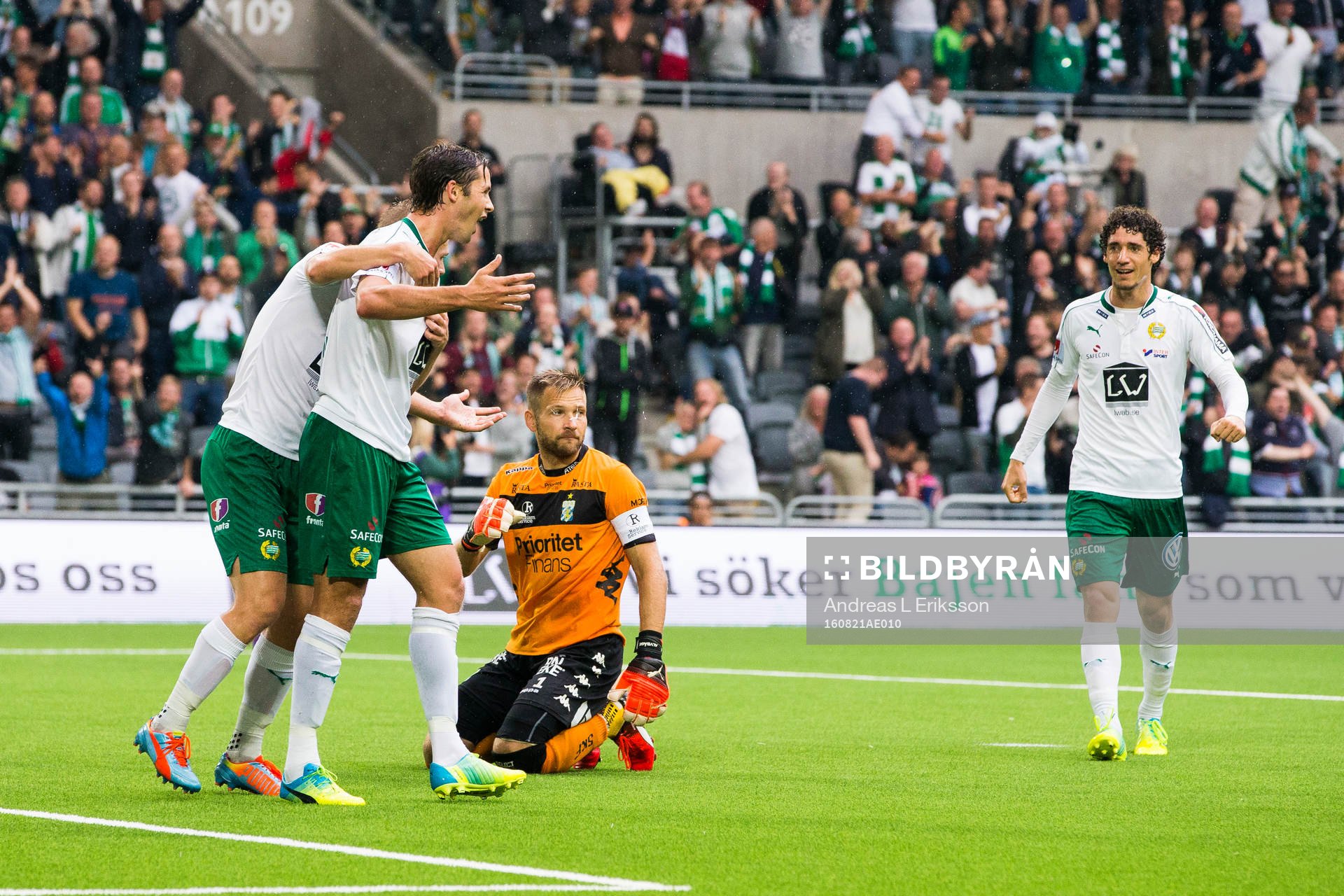Hammarbys Philip Haglund jublar och IFK Göteborgs målvakt