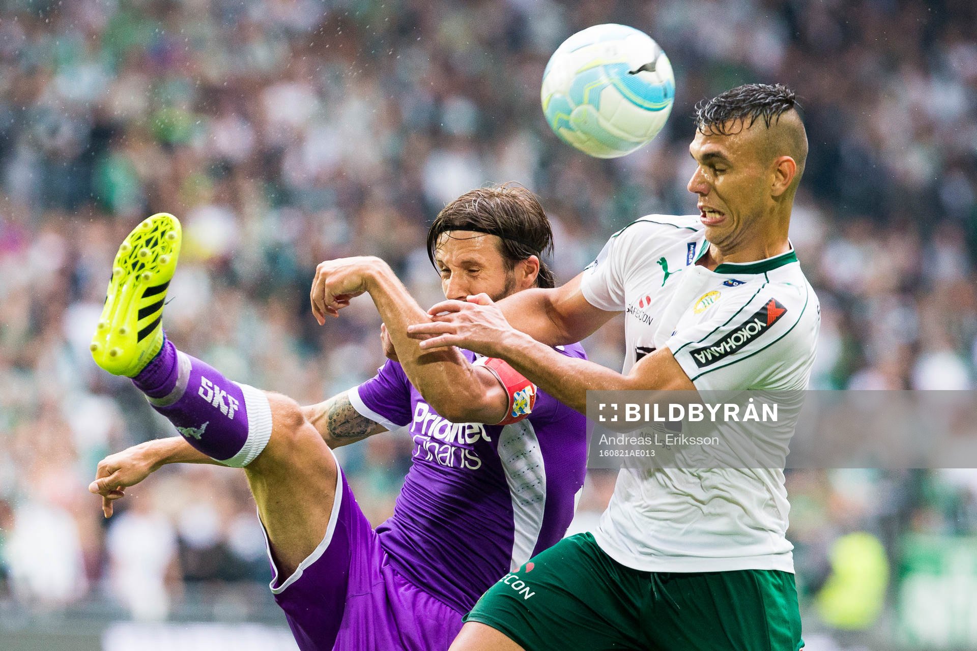 IFK Göteborgs Mattias Bjärsmyr i en nickduell med Hammarbys Alexssander Medeiros de Azeredo under fotbollsmatchen i Allsvenskan mellan Hammarby och IFK Göteborg den 21 augusti 2016 i Stockholm. 