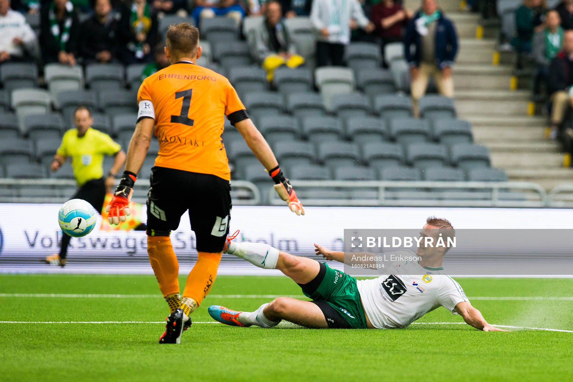 IFK Göteborgs målvakt John Alvbåge ser på när