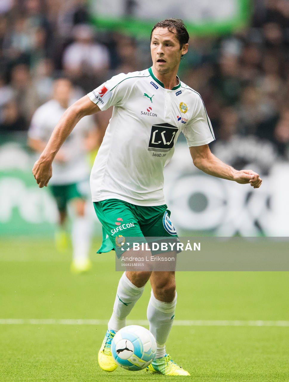 Hammarbys Philip Haglund med bollen