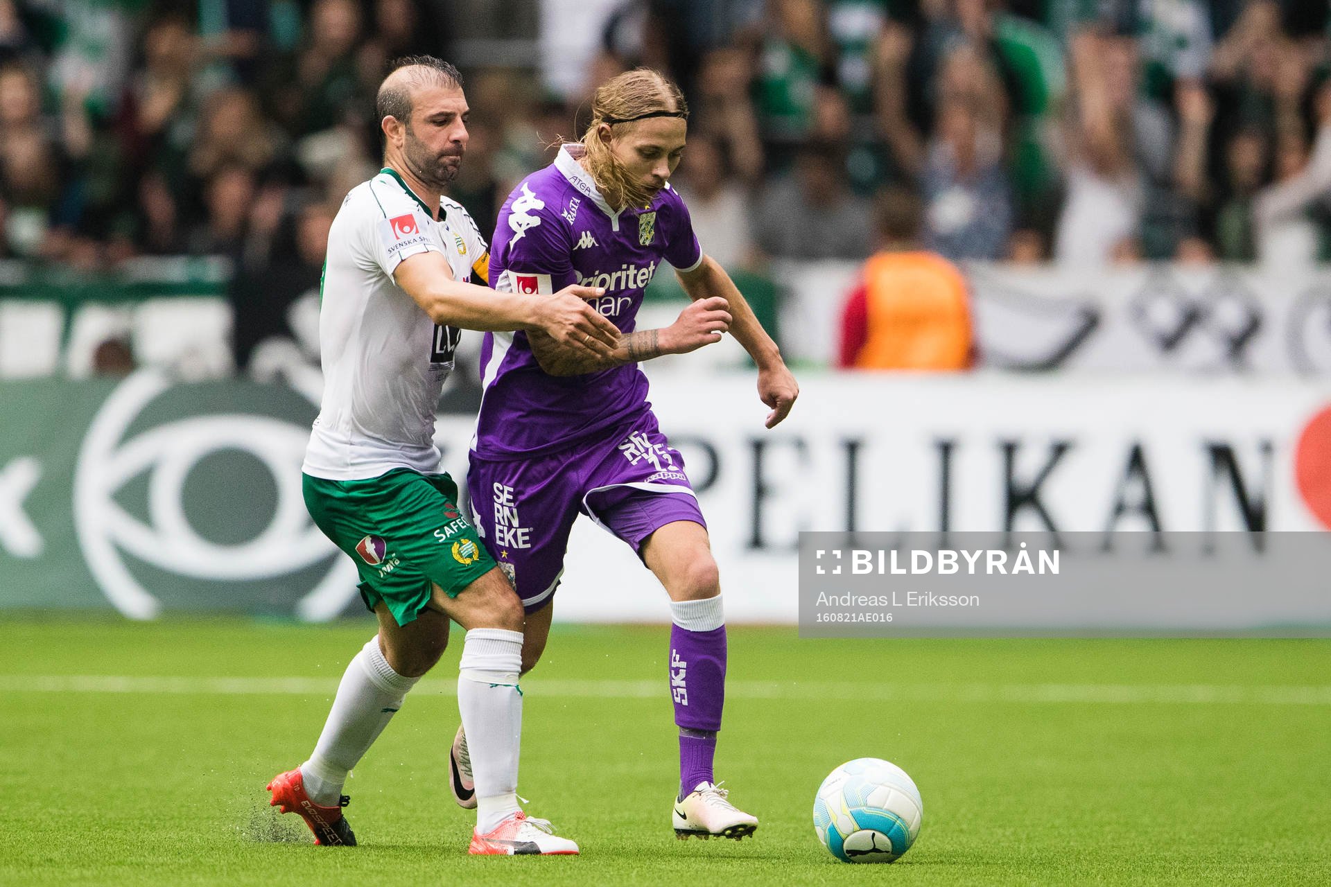 Hammarbys Kennedy Bakircioglu och IFK Göteborgs Elias Mar Omarsson i kamp om bollen under fotbollsmatchen i Allsvenskan mellan Hammarby och IFK Göteborg den 21 augusti 2016 i Stockholm.