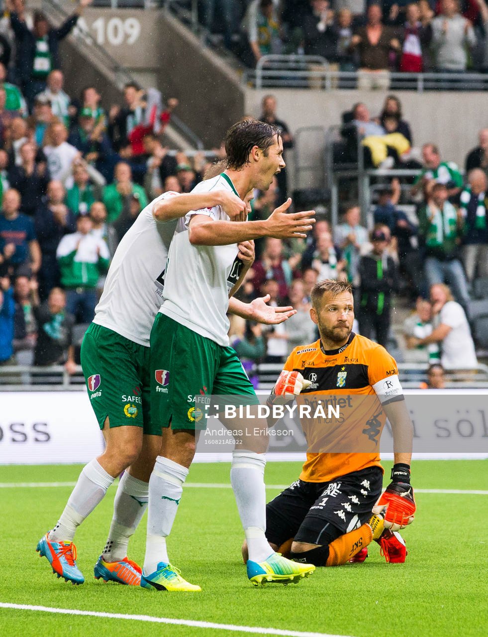 Hammarbys Philip Haglund jublar och IFK Göteborgs målvakt
