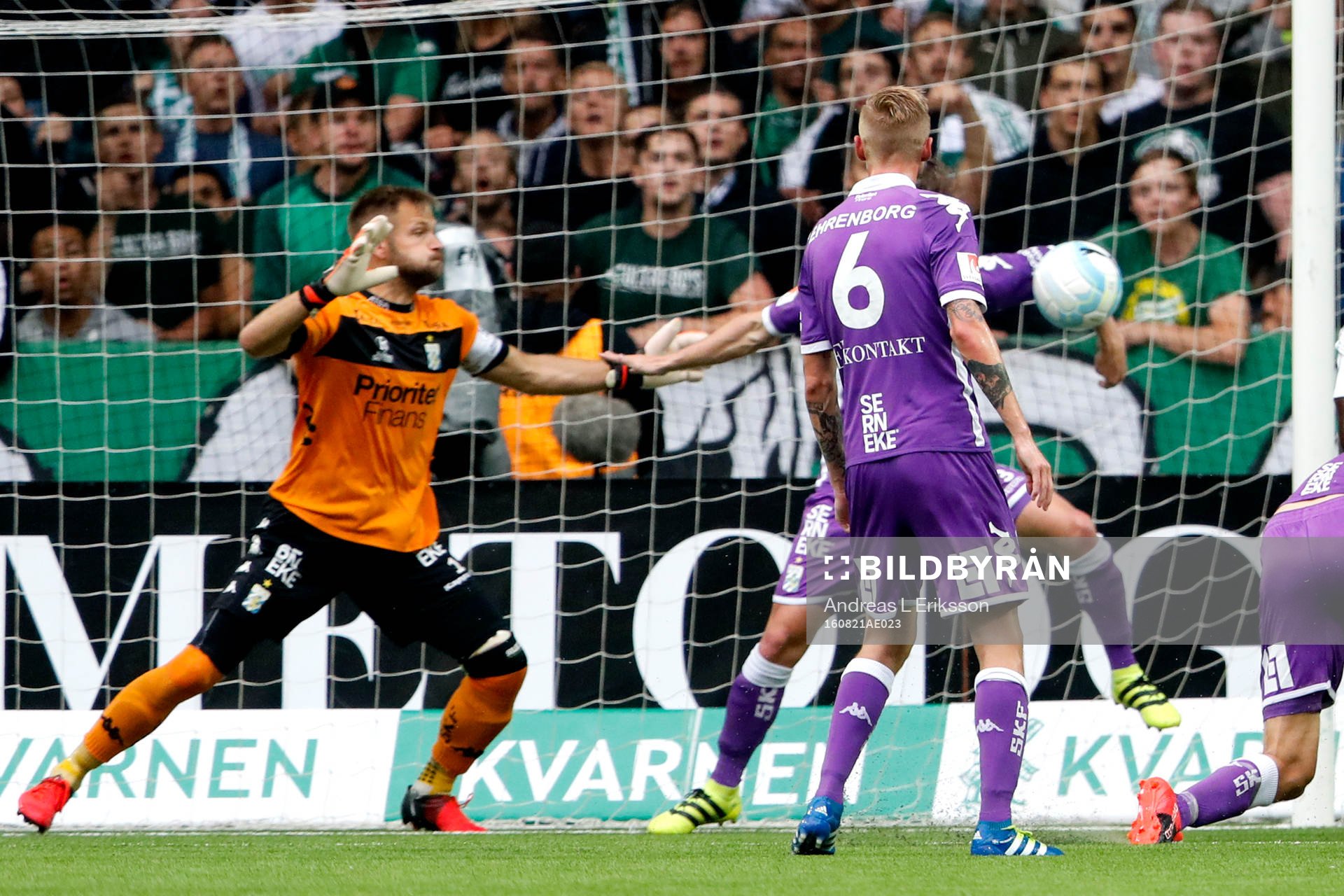 IFK Göteborgs Elias Mar Omarsson räddar bollen på