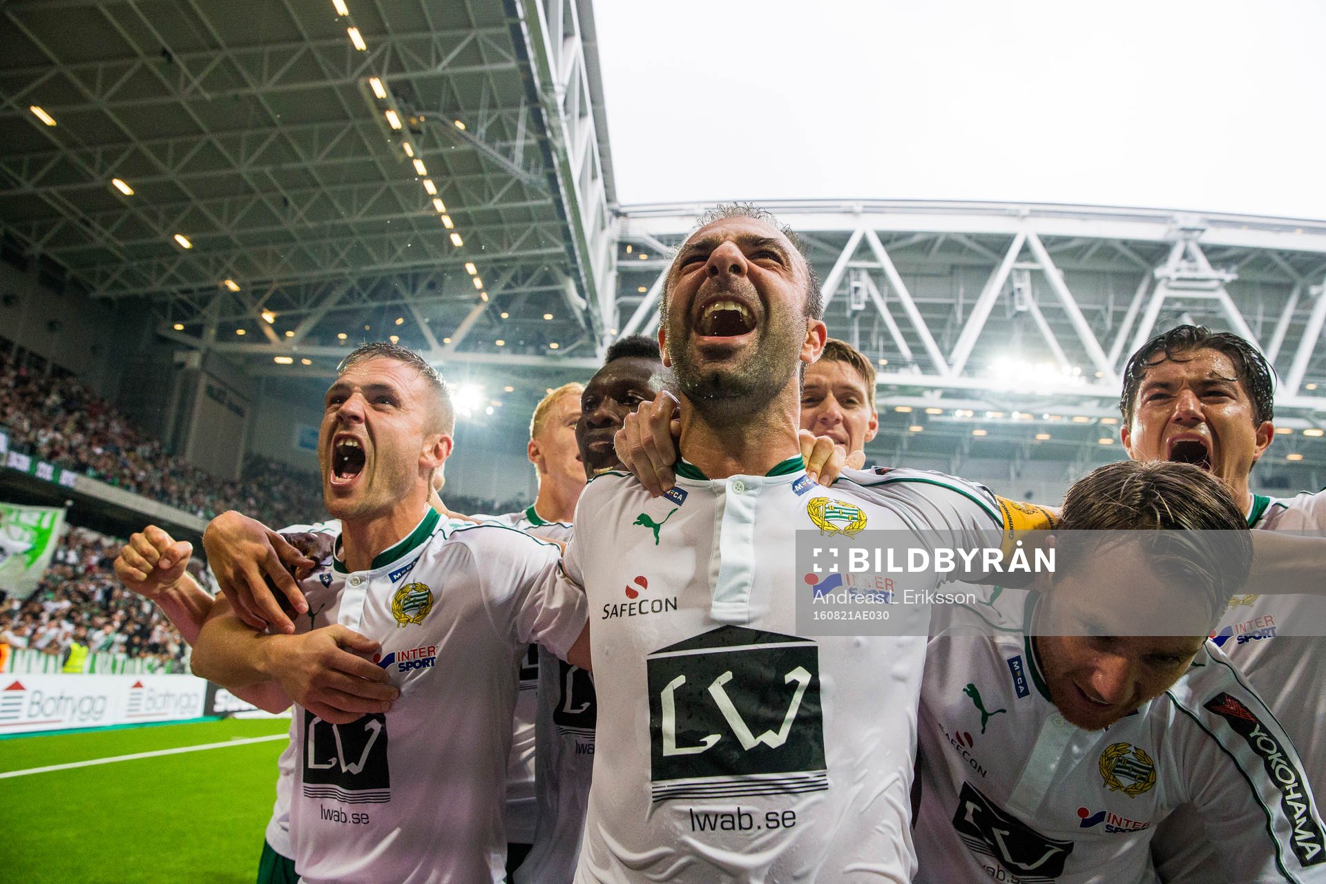 Hammarbys Kennedy Bakircioglu (m jublar tillsammans med sina lagkamrater efter att ha gjort 2-0 för Hammarby under fotbollsmatchen i Allsvenskan mellan Hammarby och IFK Göteborg den 21 augusti 2016 i Stockholm. 