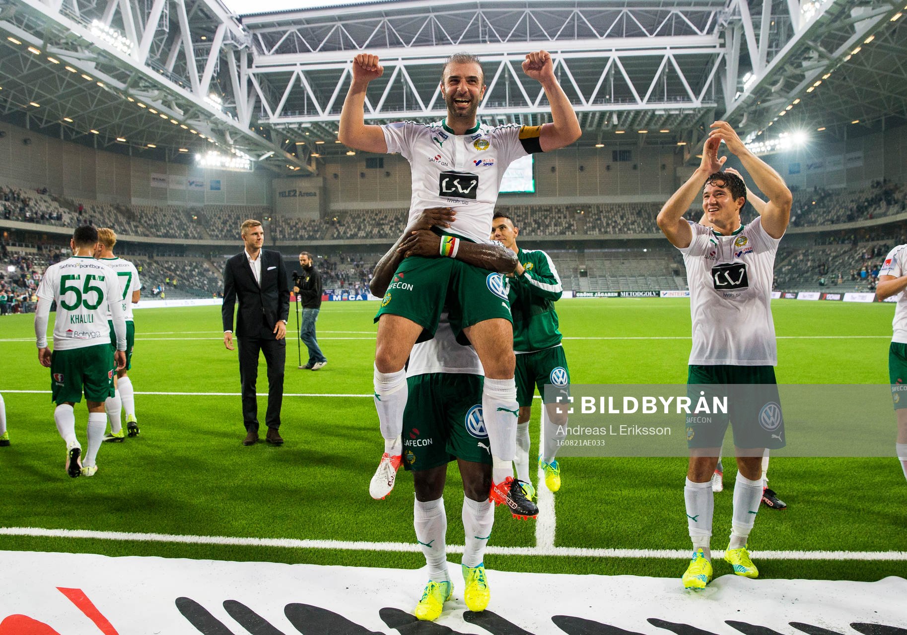 Hammarbys Joseph Aidoo lyfter upp Kennedy Bakircioglu efter fotbollsmatchen i Allsvenskan mellan Hammarby och IFK Göteborg den 21 augusti 2016 i Stockholm.