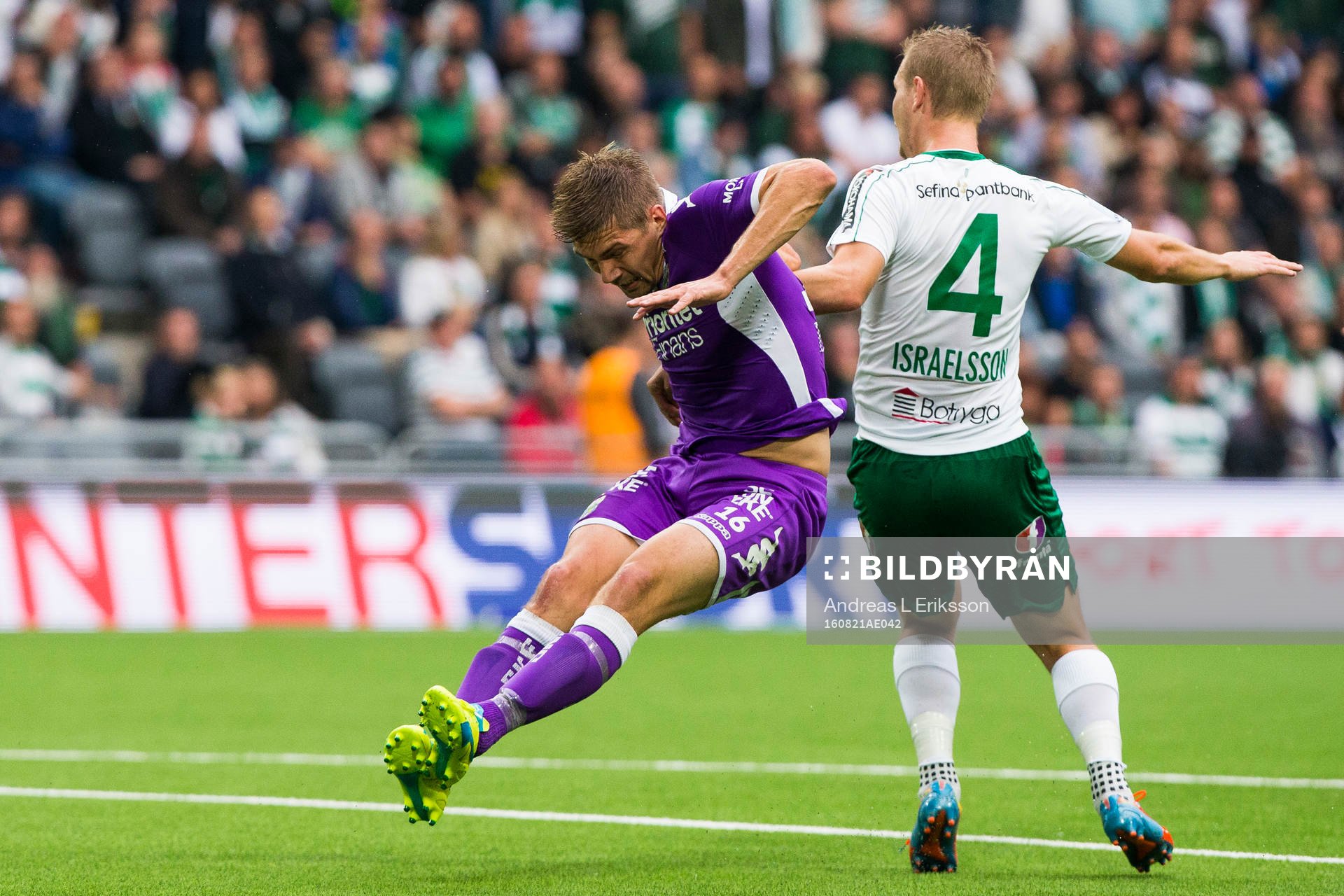 IFK Göteborgs Mikael Boman i en närkamp med Hammarbys