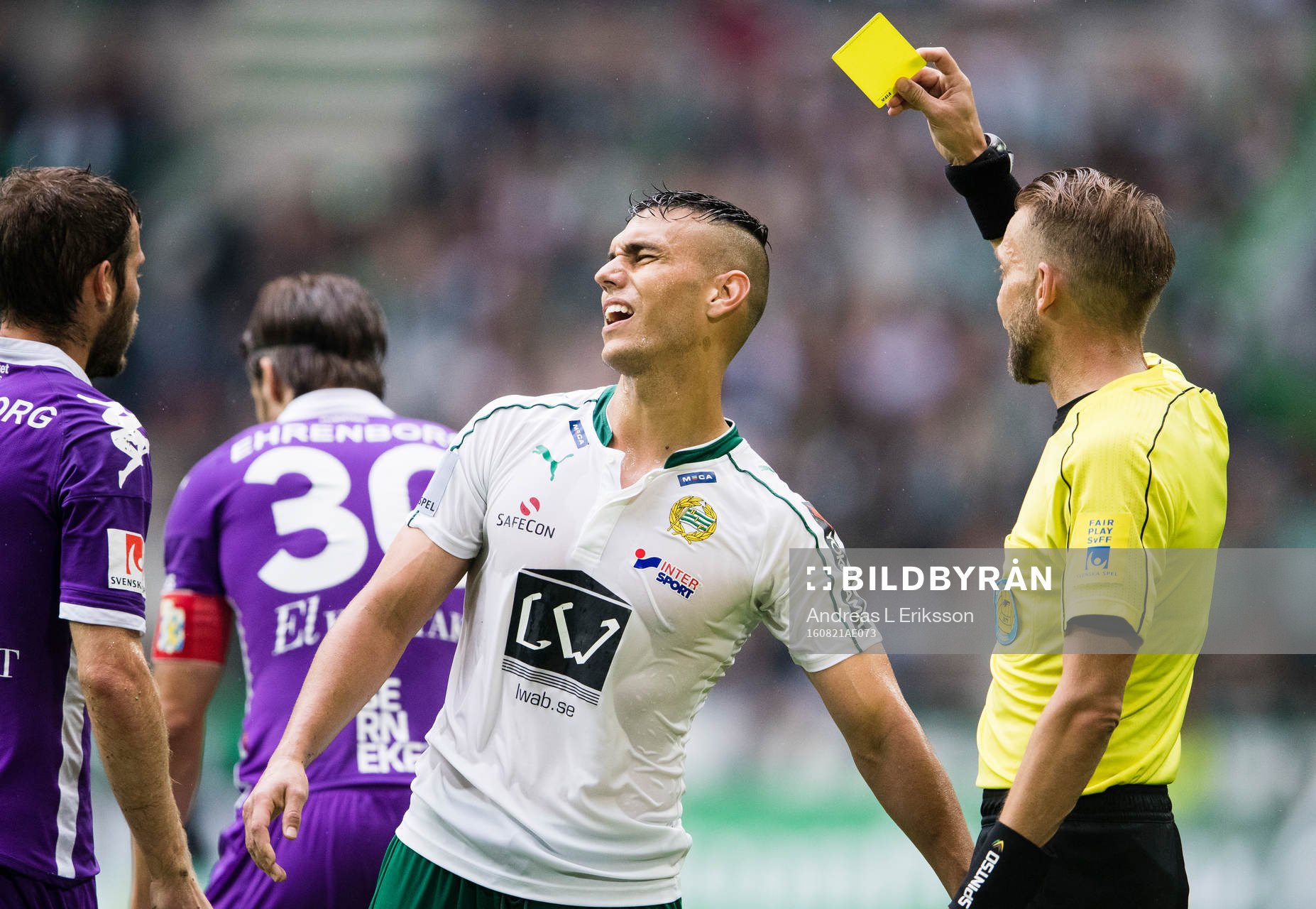 Hammarbys Alexssander Medeiros de Azeredo får gult kort av