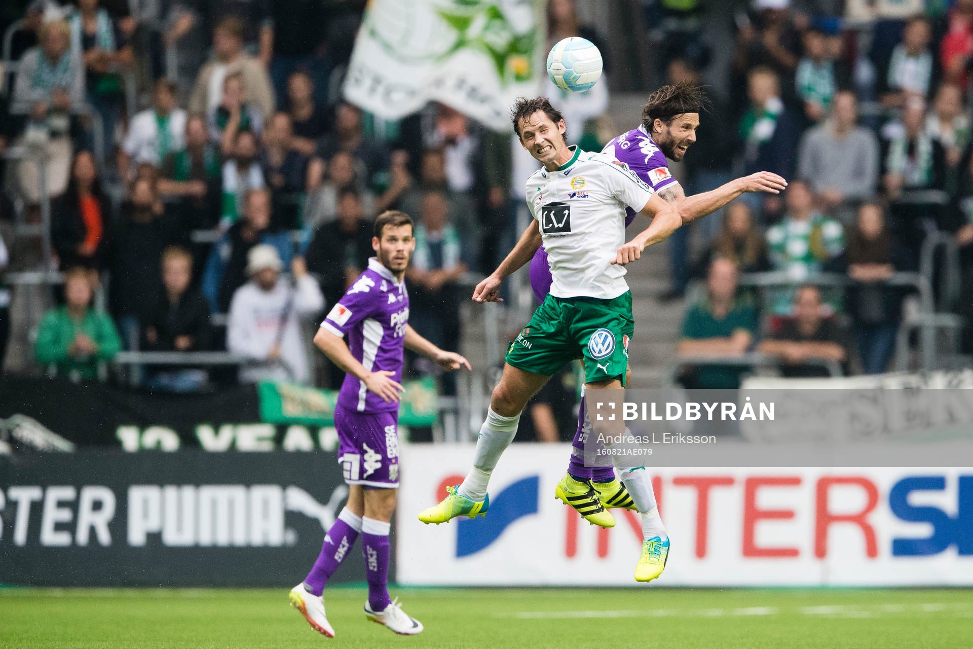 Hammarbys Philip Haglund i en nickduell med IFK Göteborgs