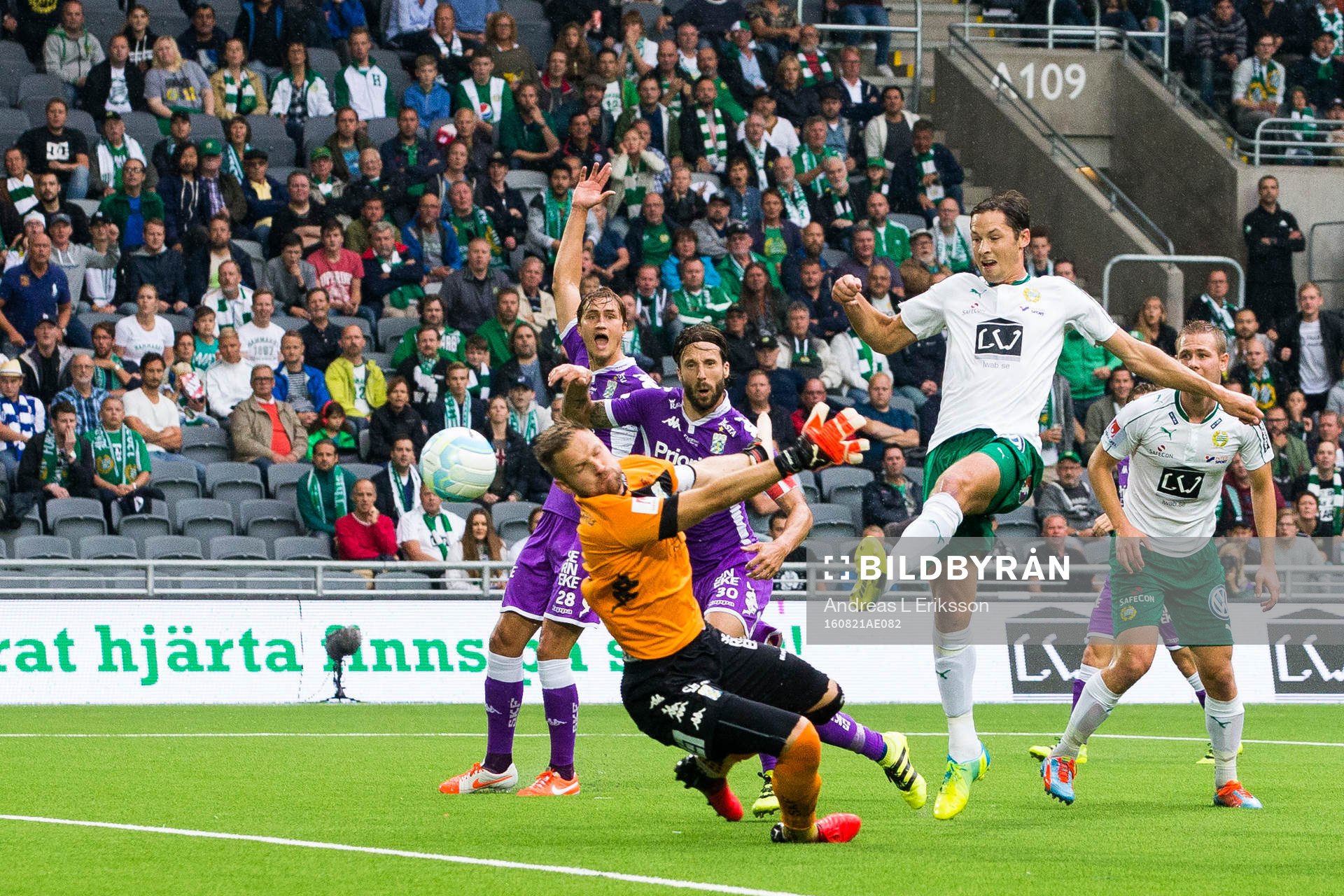 Hammarbys Philip Haglund gör 1-0 för Hammarby bakom IFK