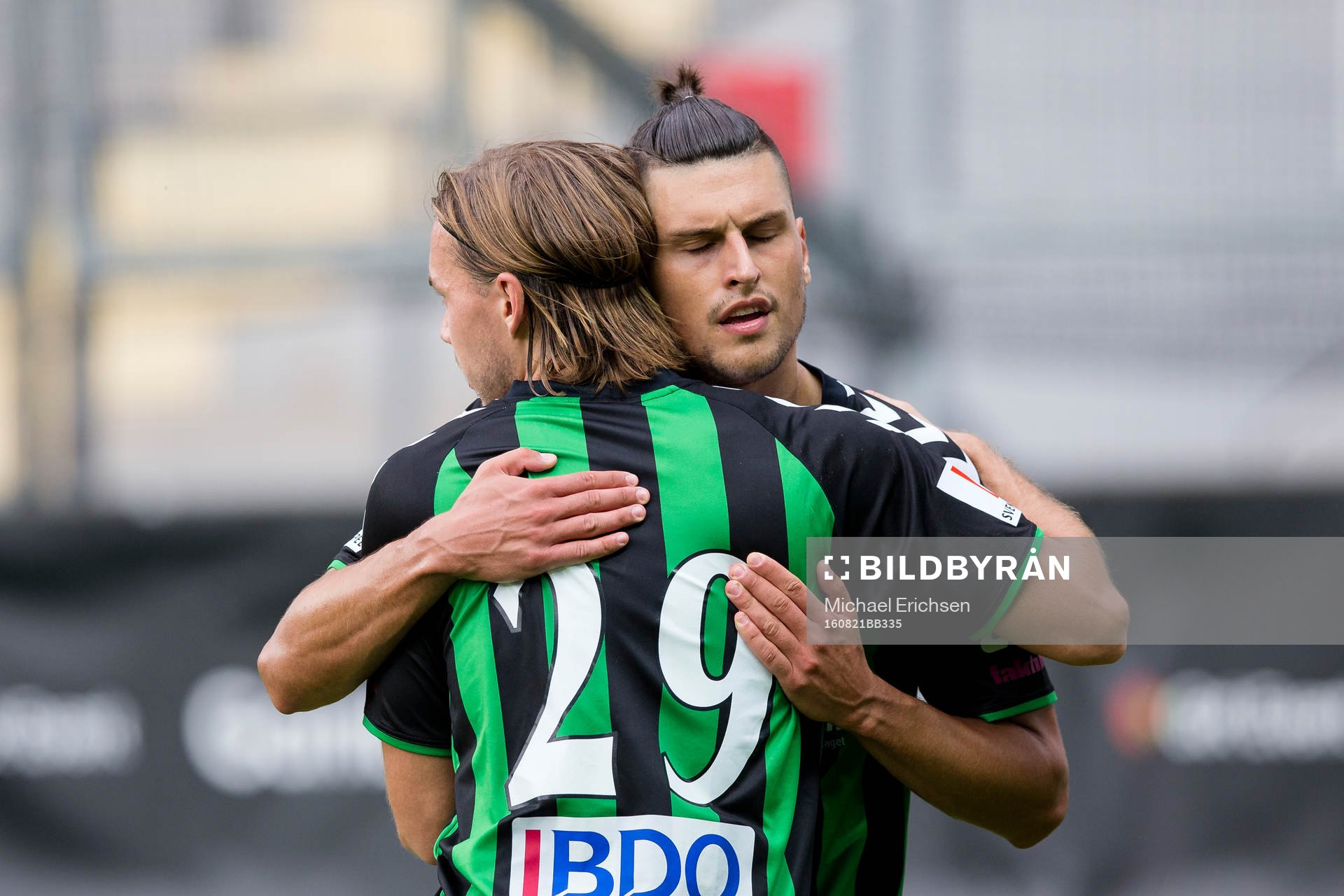 GAIS Luka Mijaljevic jublar och omfamnas av Danny Ervik