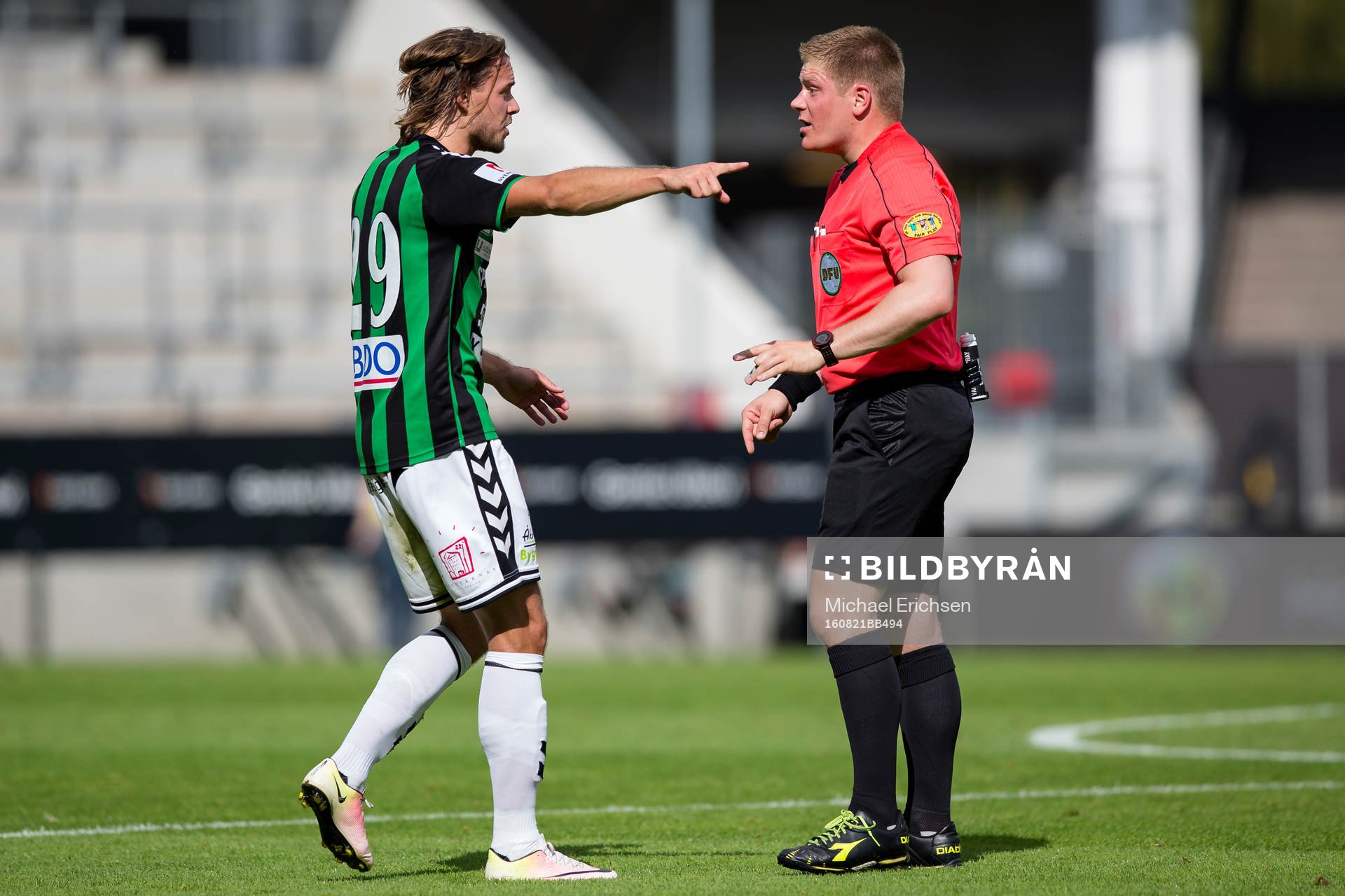 GAIS Danny Ervik i diskussion med domare Jakob Sundberg