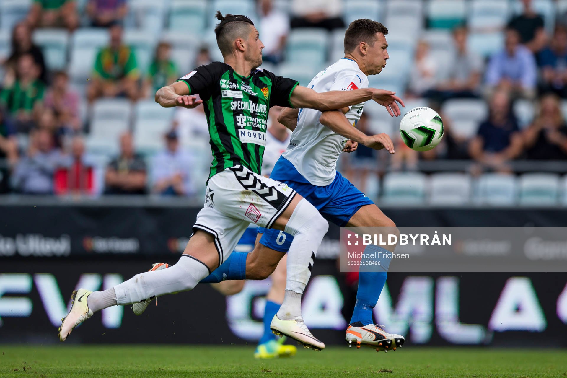 GAIS Luka Mijaljevic i kamp med Värnamos Martin Claesson under fotbollsmatchen i Superettan mellan GAIS och Värnamo den 21 augusti 2016 i Göteborg.