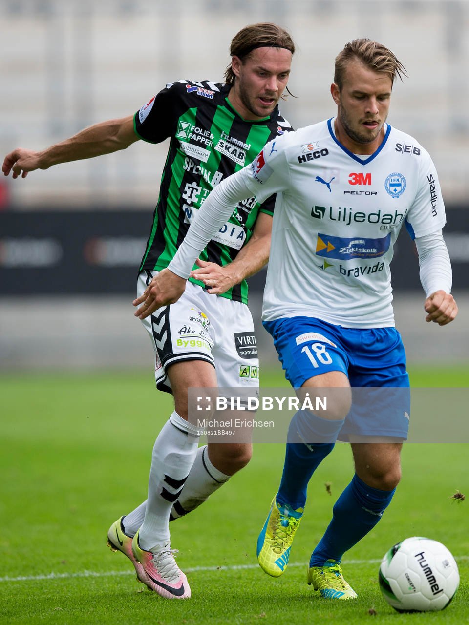 GAIS Danny Ervik i rygg på Värnamos  Simon Nilsson