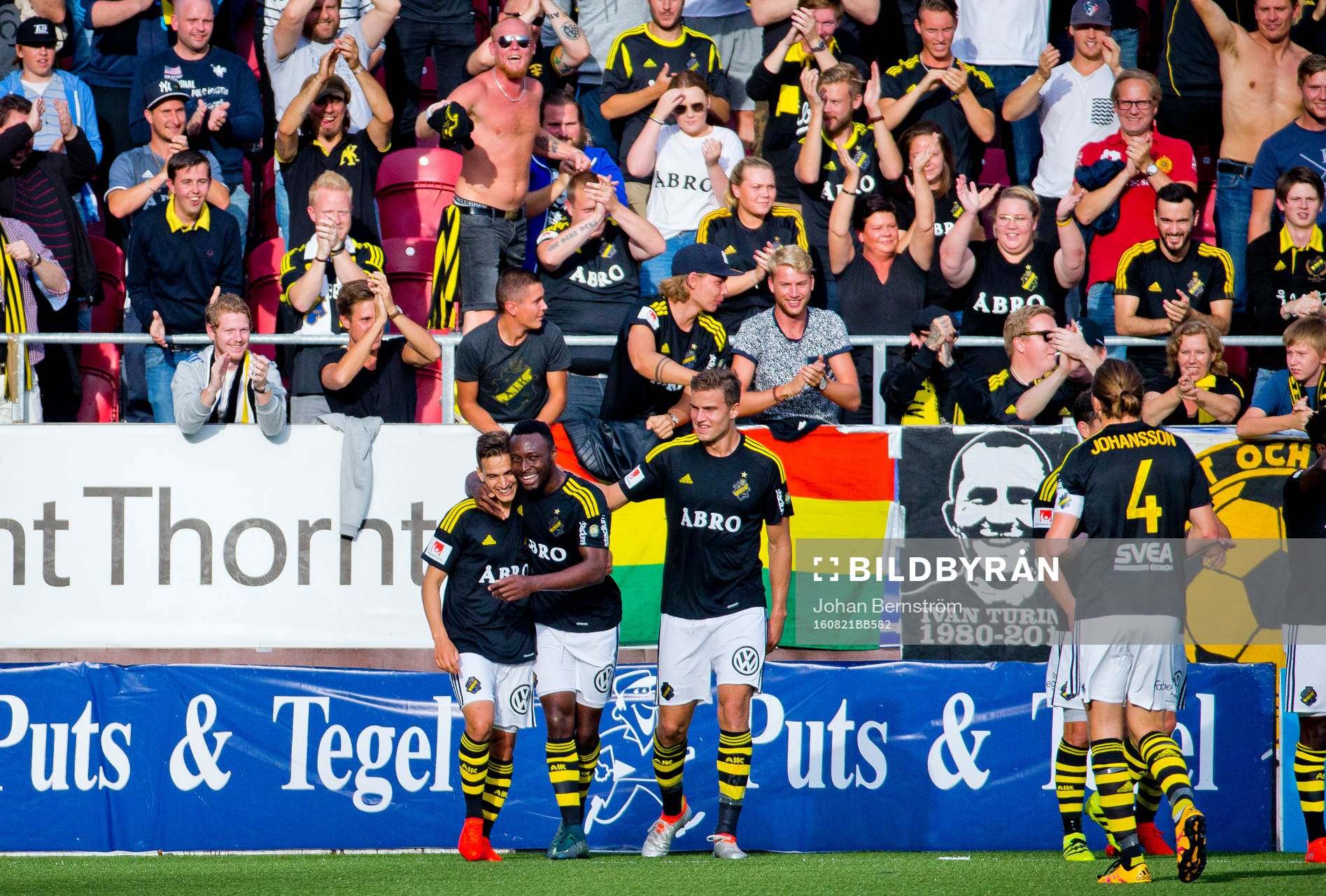 s Chinedu Ogbuke Obasi gör 0-1 och jublar framför klacken
