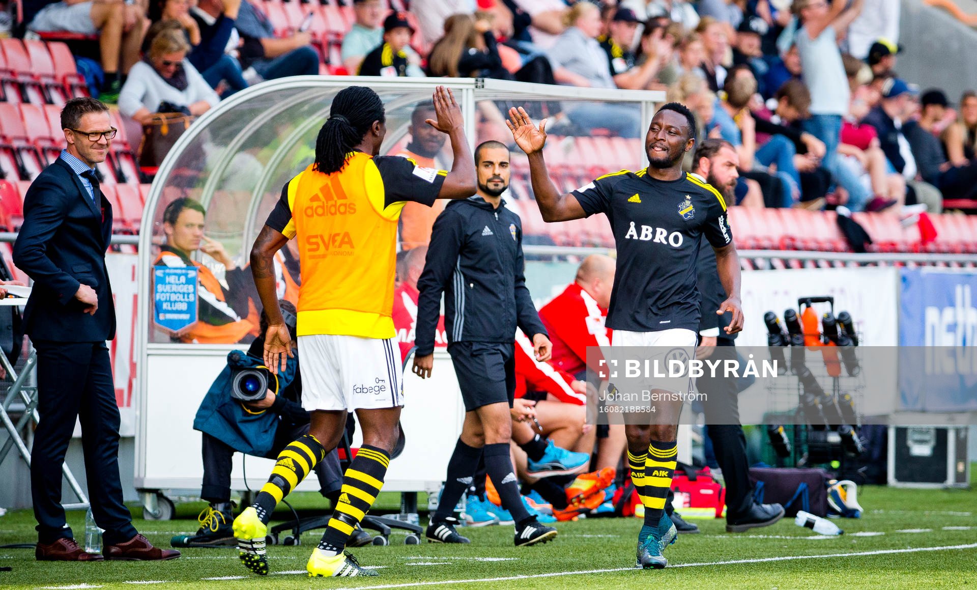 s Chinedu Ogbuke Obasi gör 0-1 och jublar framför klacken