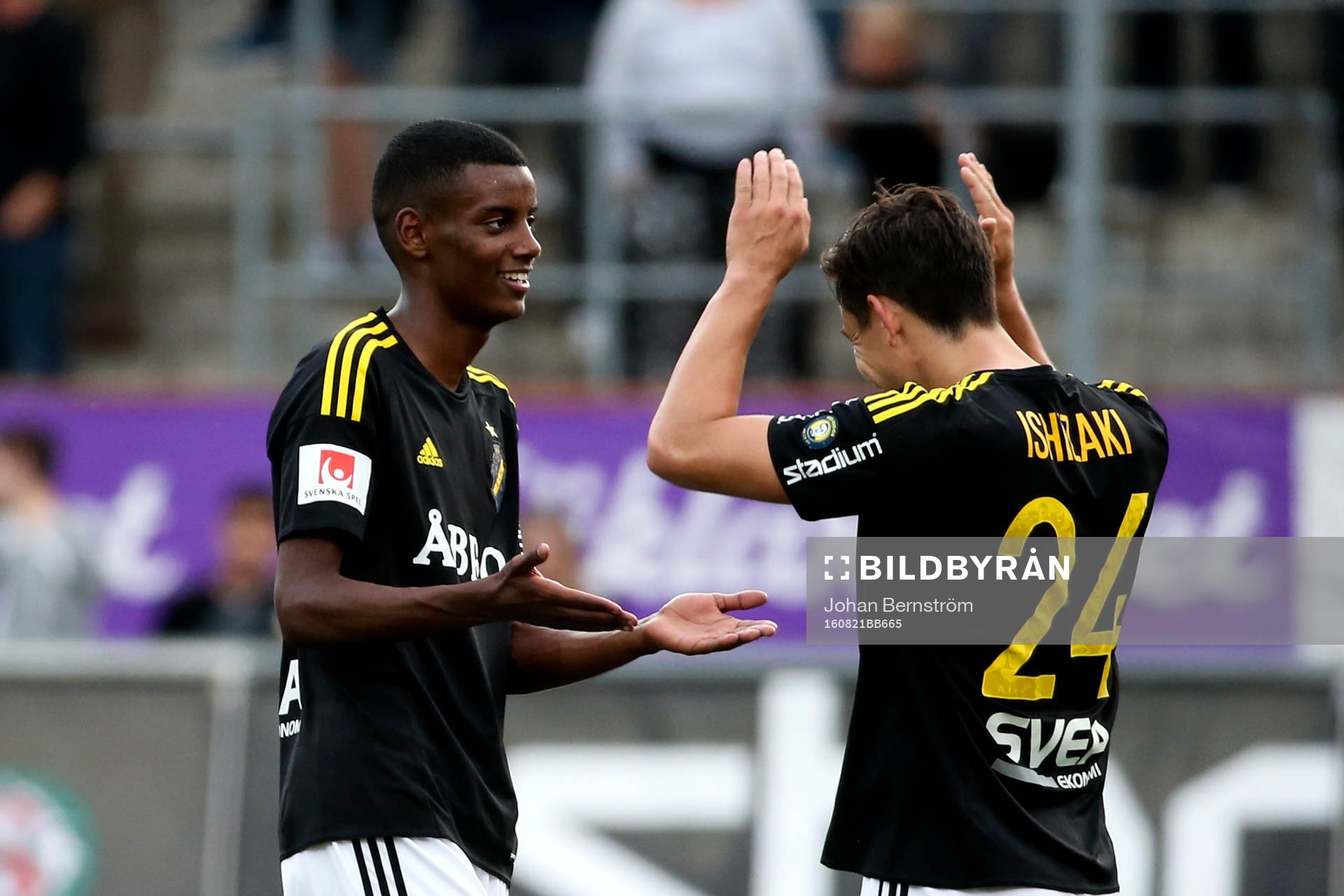 s Alexander Isak och Stefan Ishizaki jublar