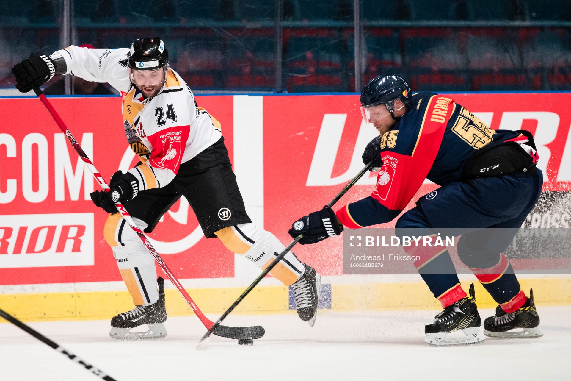 Rouen Dragons Marc Andre Thinel i kamp om pucken med