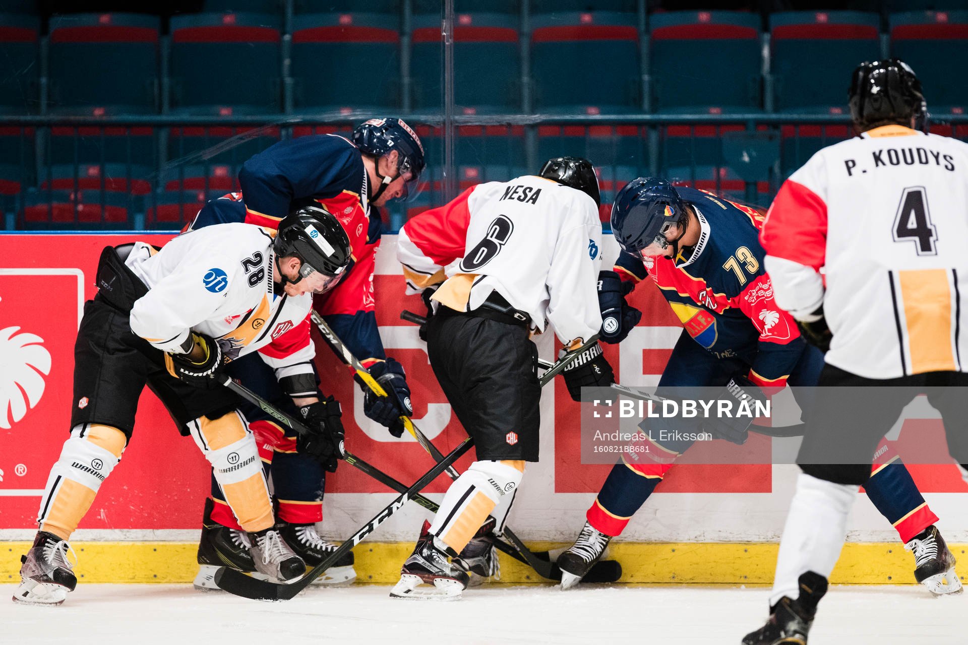 Rouen Dragons Damien Raux och Vincent Nesa i kamp om pucken