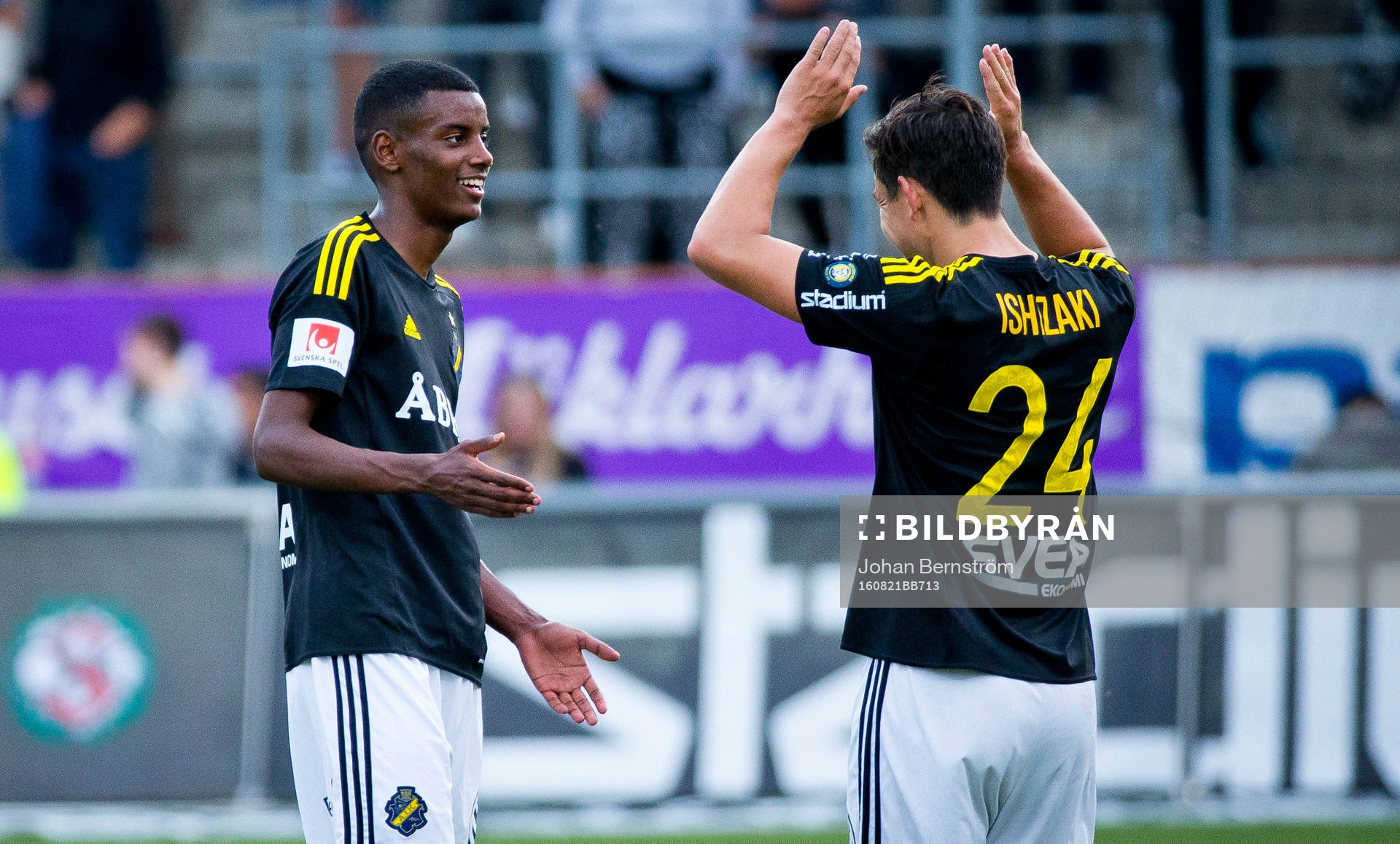 s Alexander Isak jublar med Stefan Ishizaki