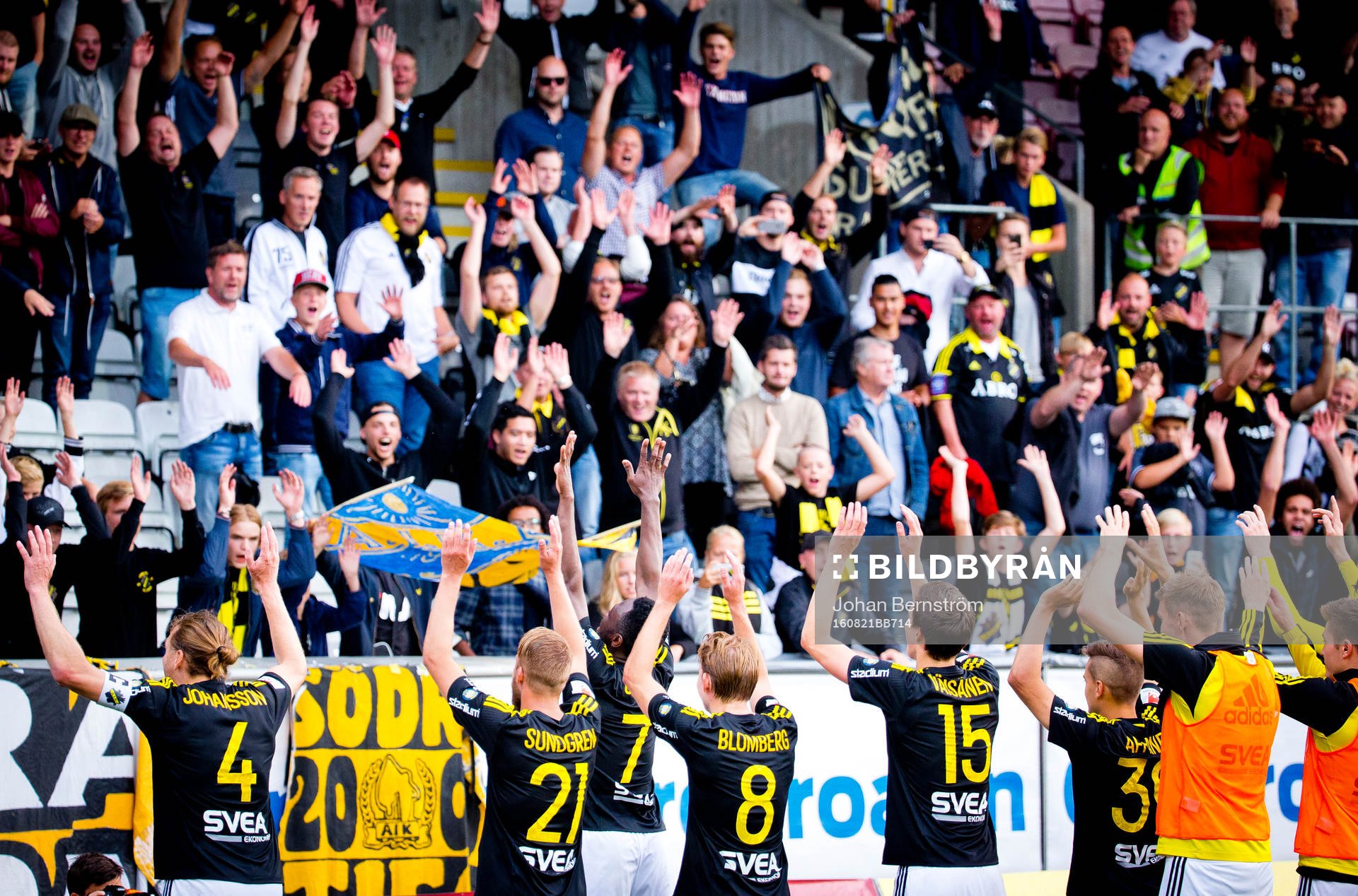 AIK spelarna jublar framför klacken