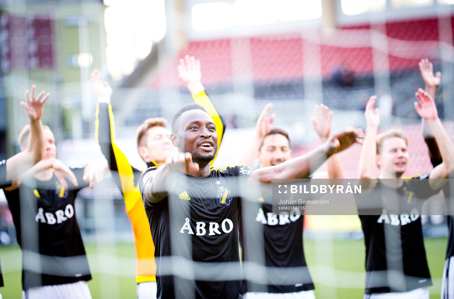 AIK Chinedu Ogbuke Obasi jublar framför klacken