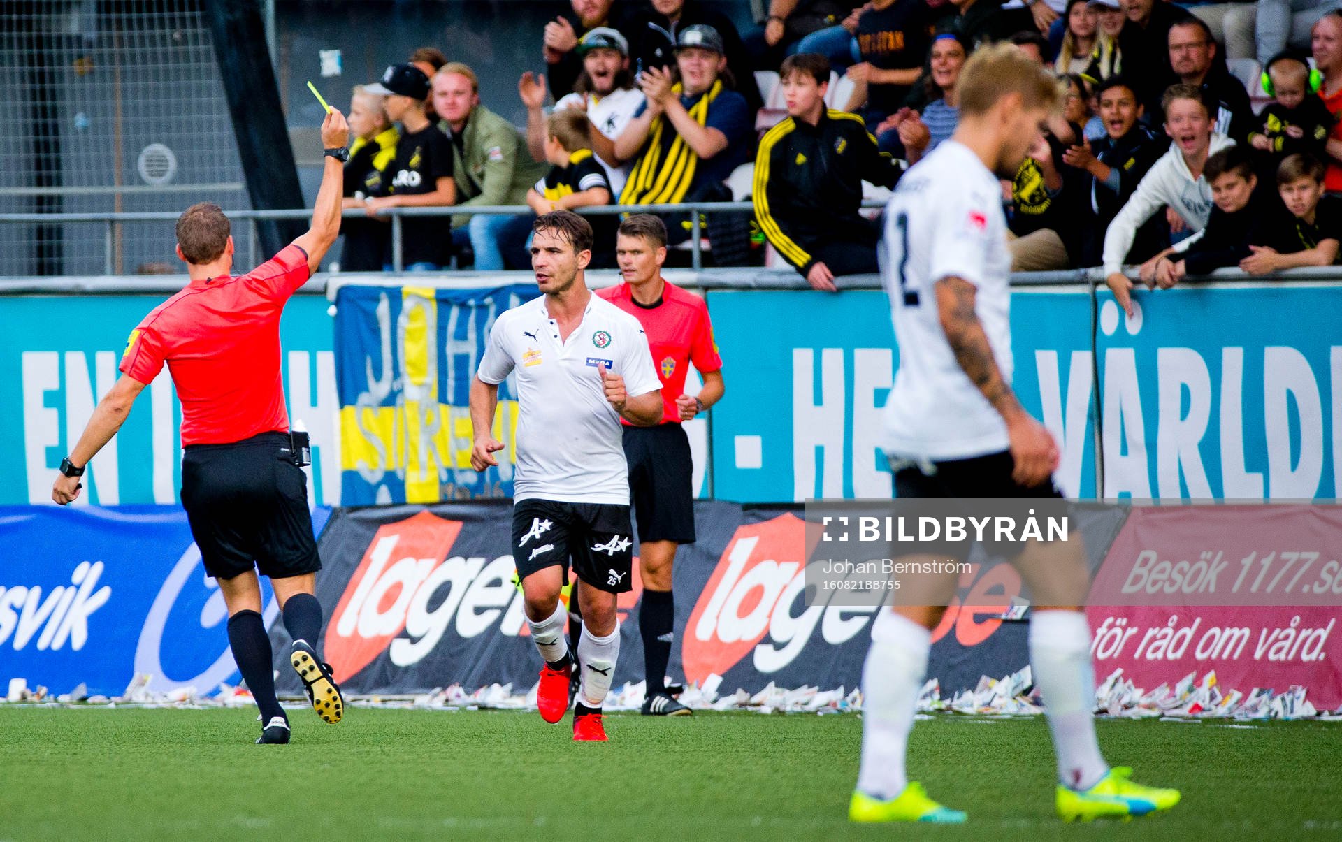 Örebros Nordin Gerzic går gult kort och Daniel