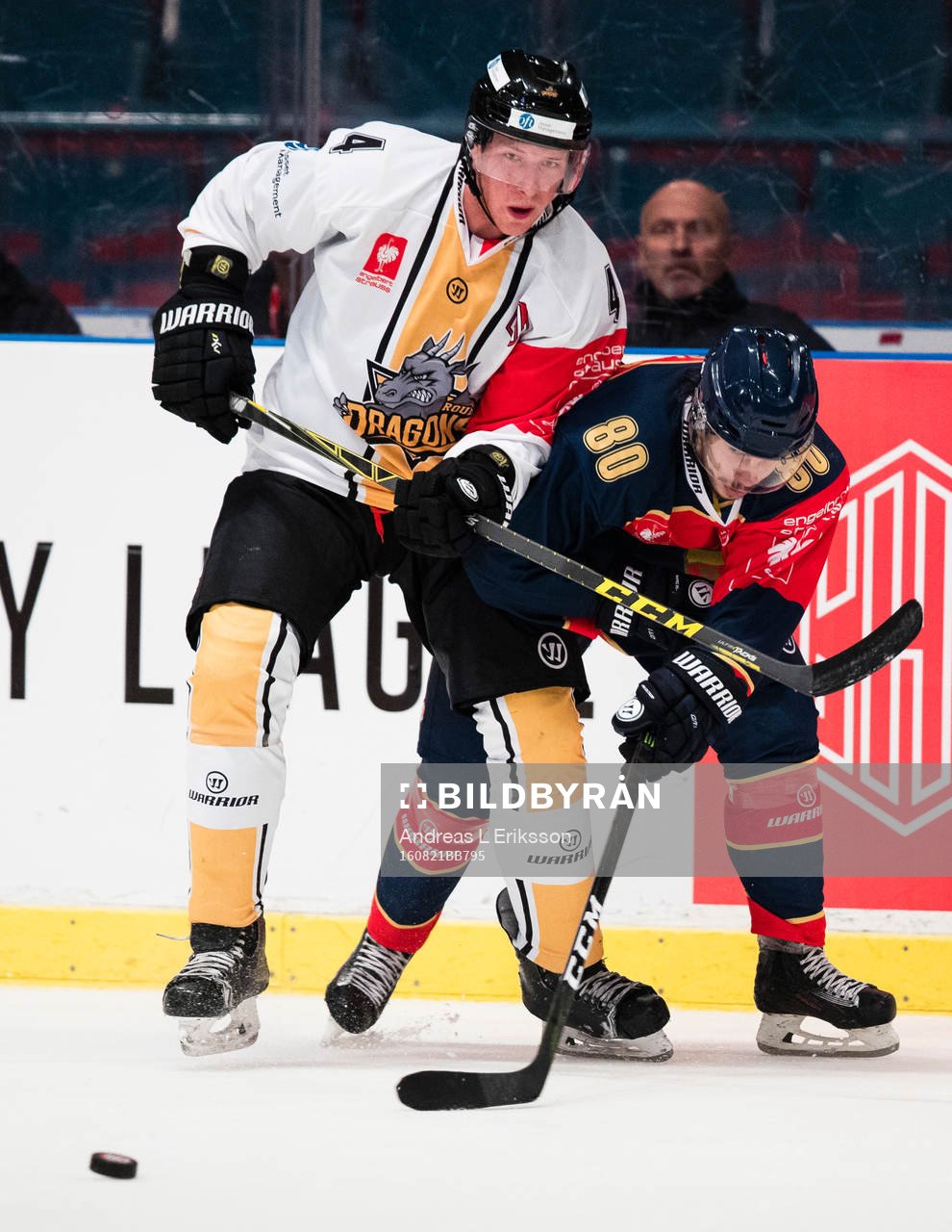 Rouen Dragons Patrick Koudys i kamp om pucken med