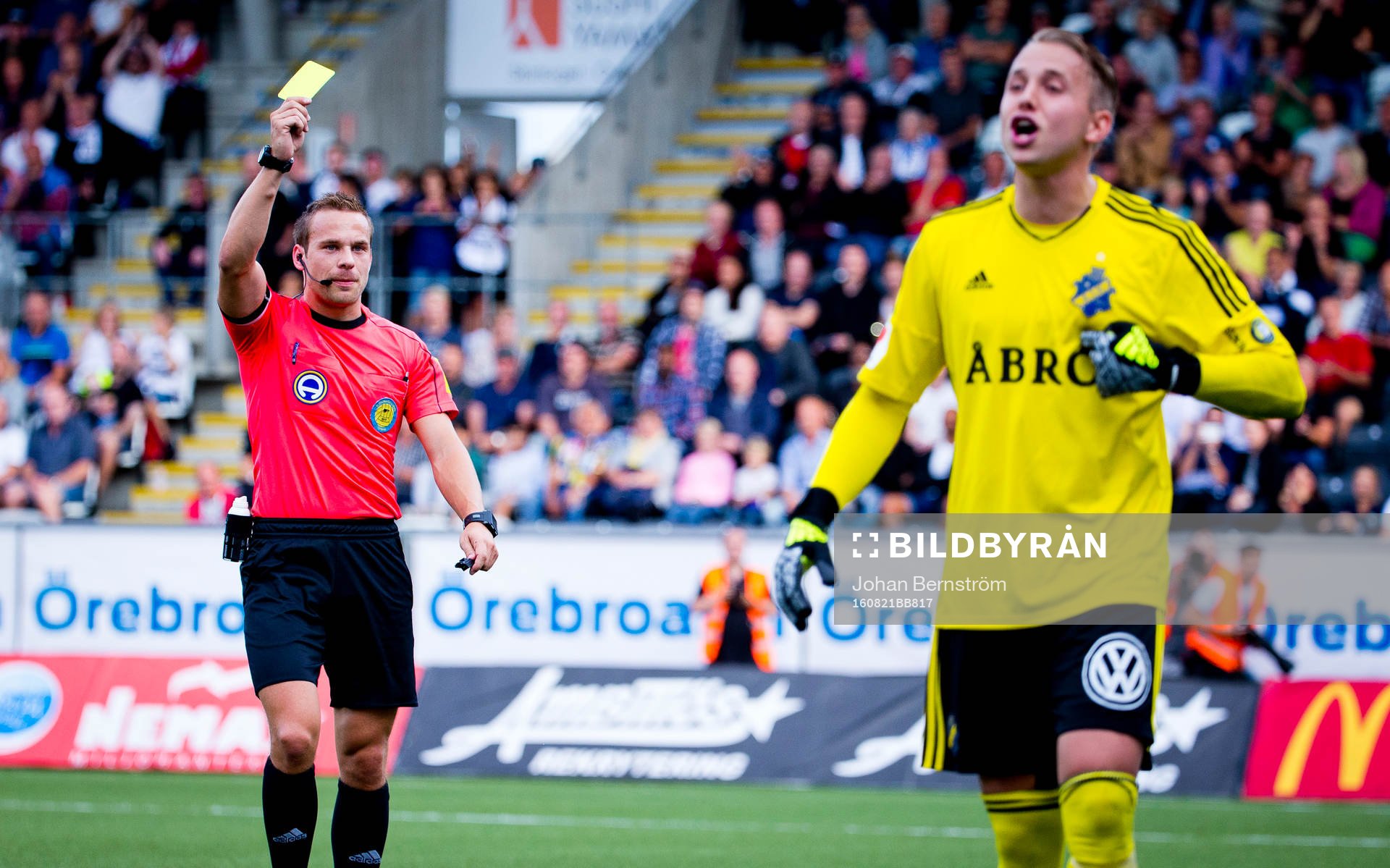 s målvakt Patrik Carlgren får gult kort
