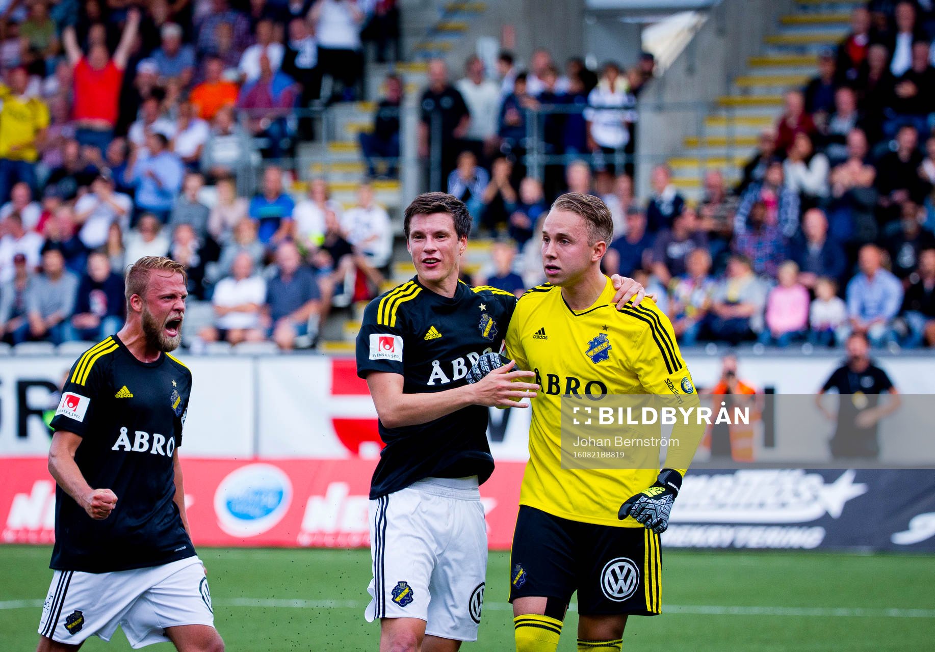 s Daniel Sundgren och Sauli Väisänen klappar om AIK:s