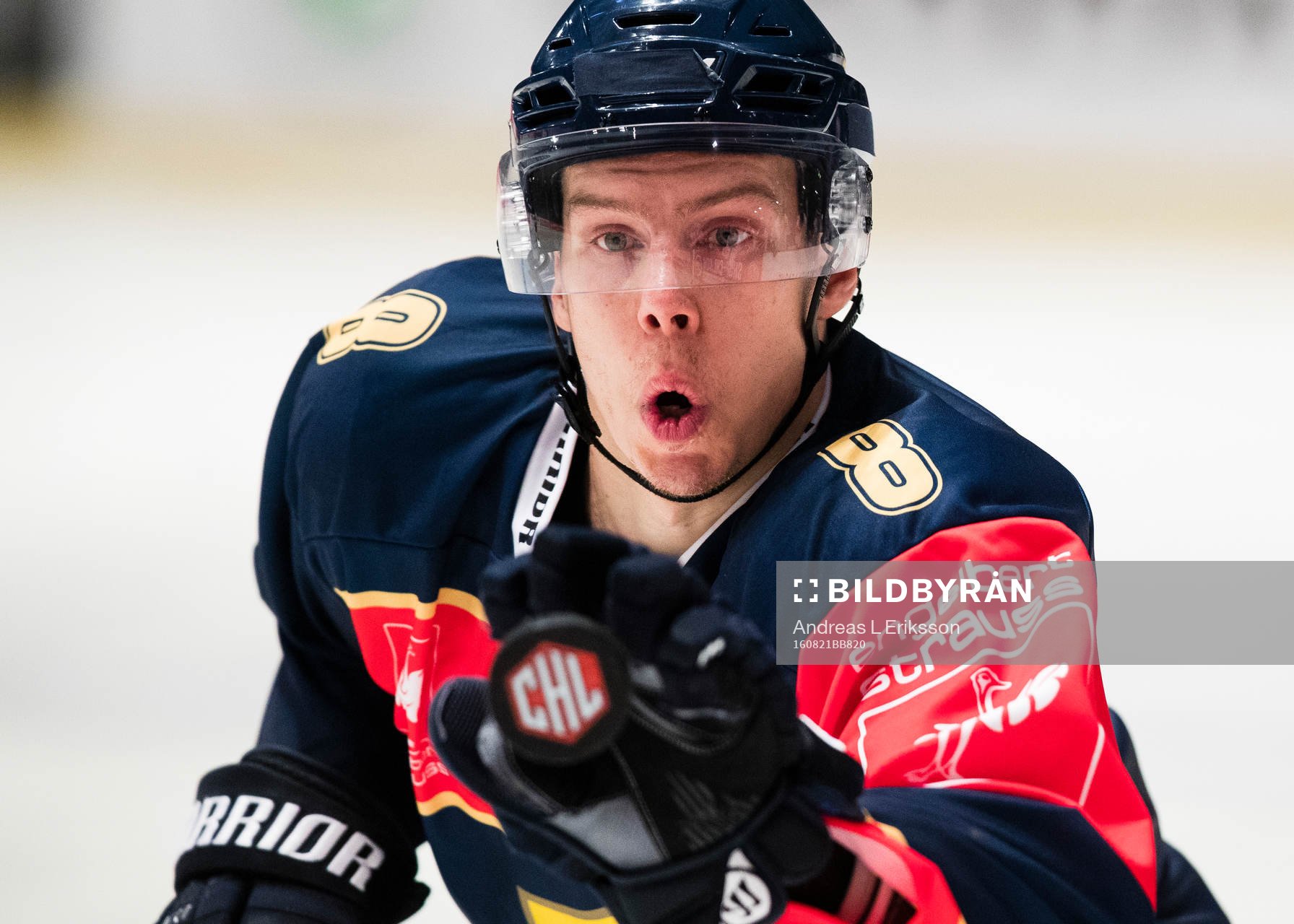 Djurgårdens Ville Varakas tar ner pucken