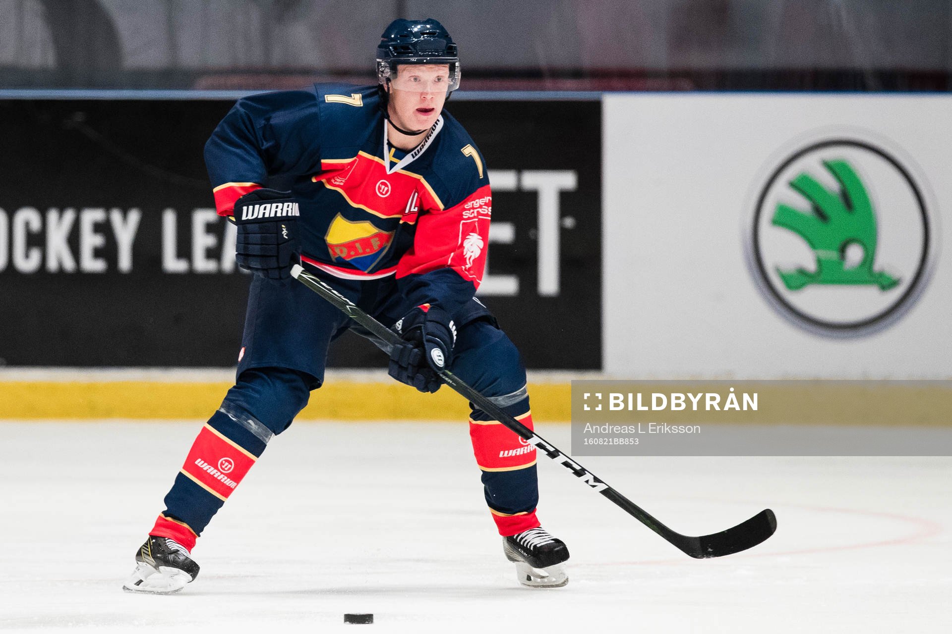 Djurgårdens Emil Johansson med pucken