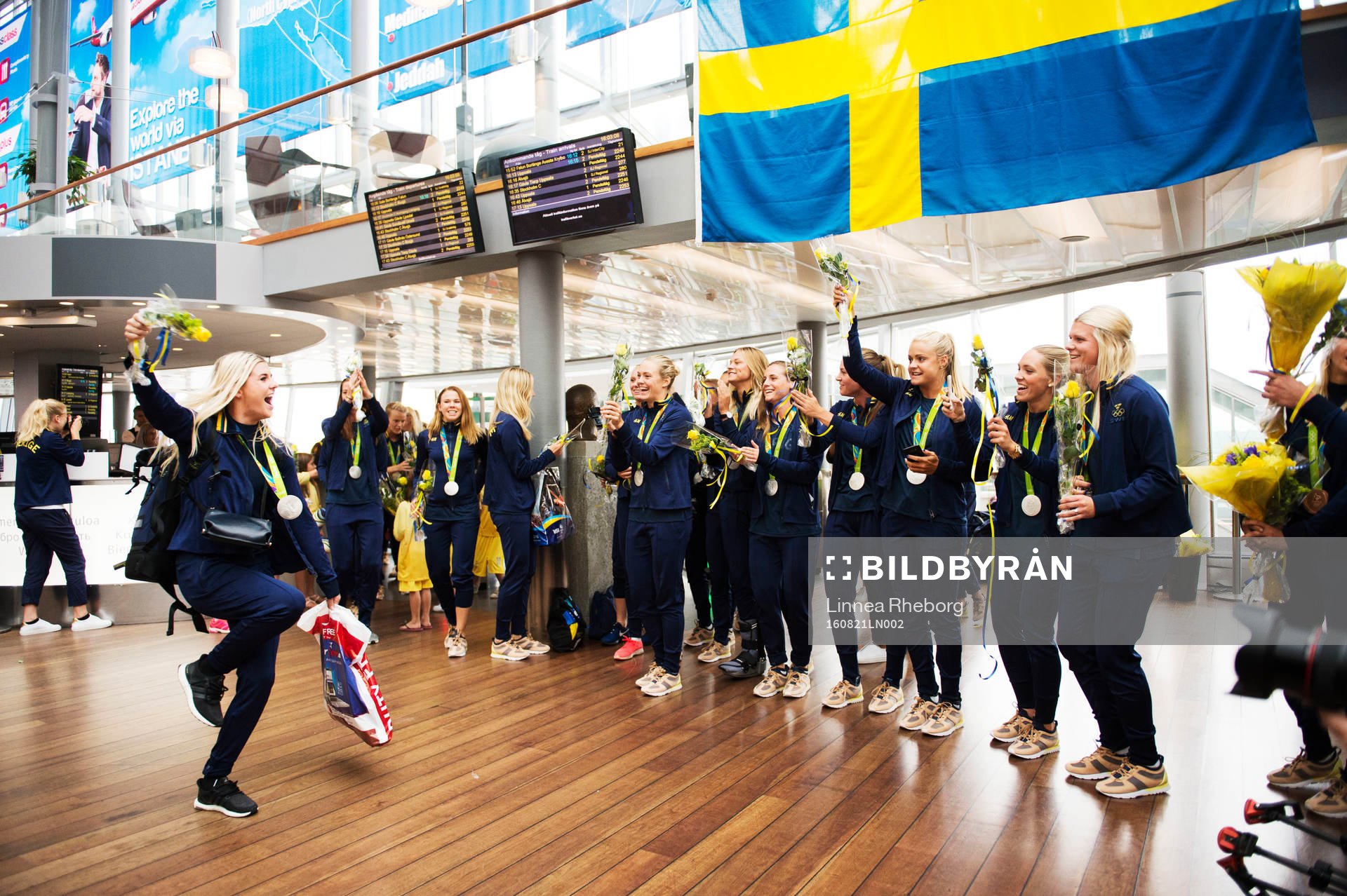 Det svenska OS-damlandslaget i fotboll jublar när de