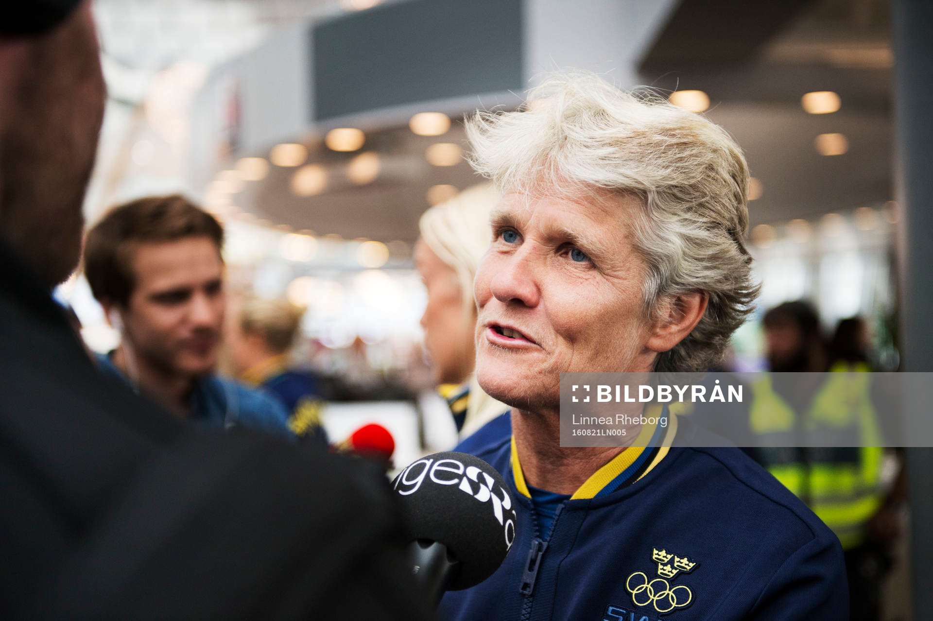 Förbundskapten Pia Sundhage pratar med Sveriges Radio när