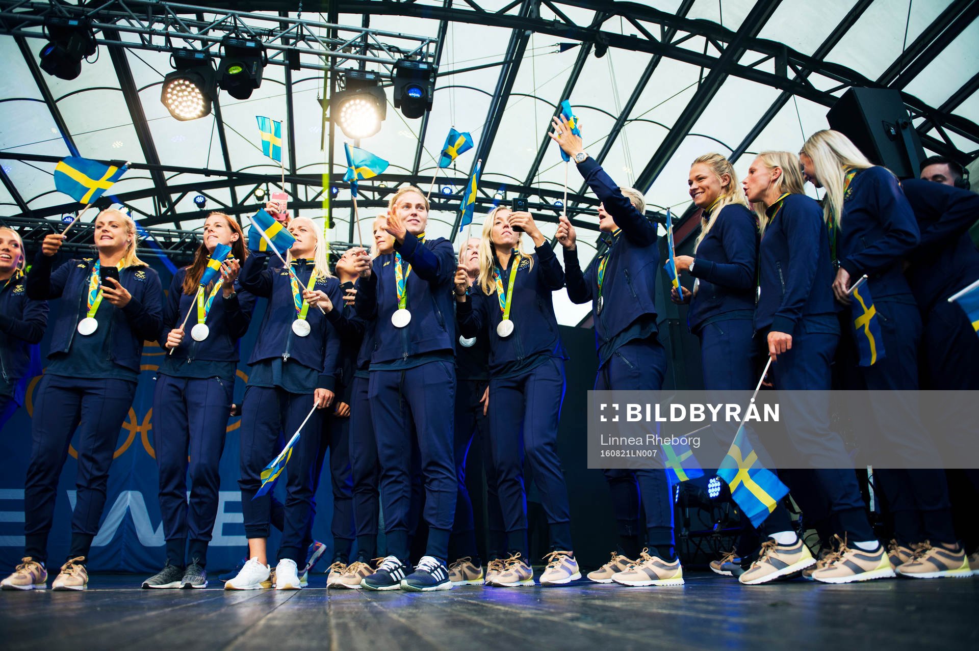 Det svenska damlandslaget i fotboll dansar på scenen när