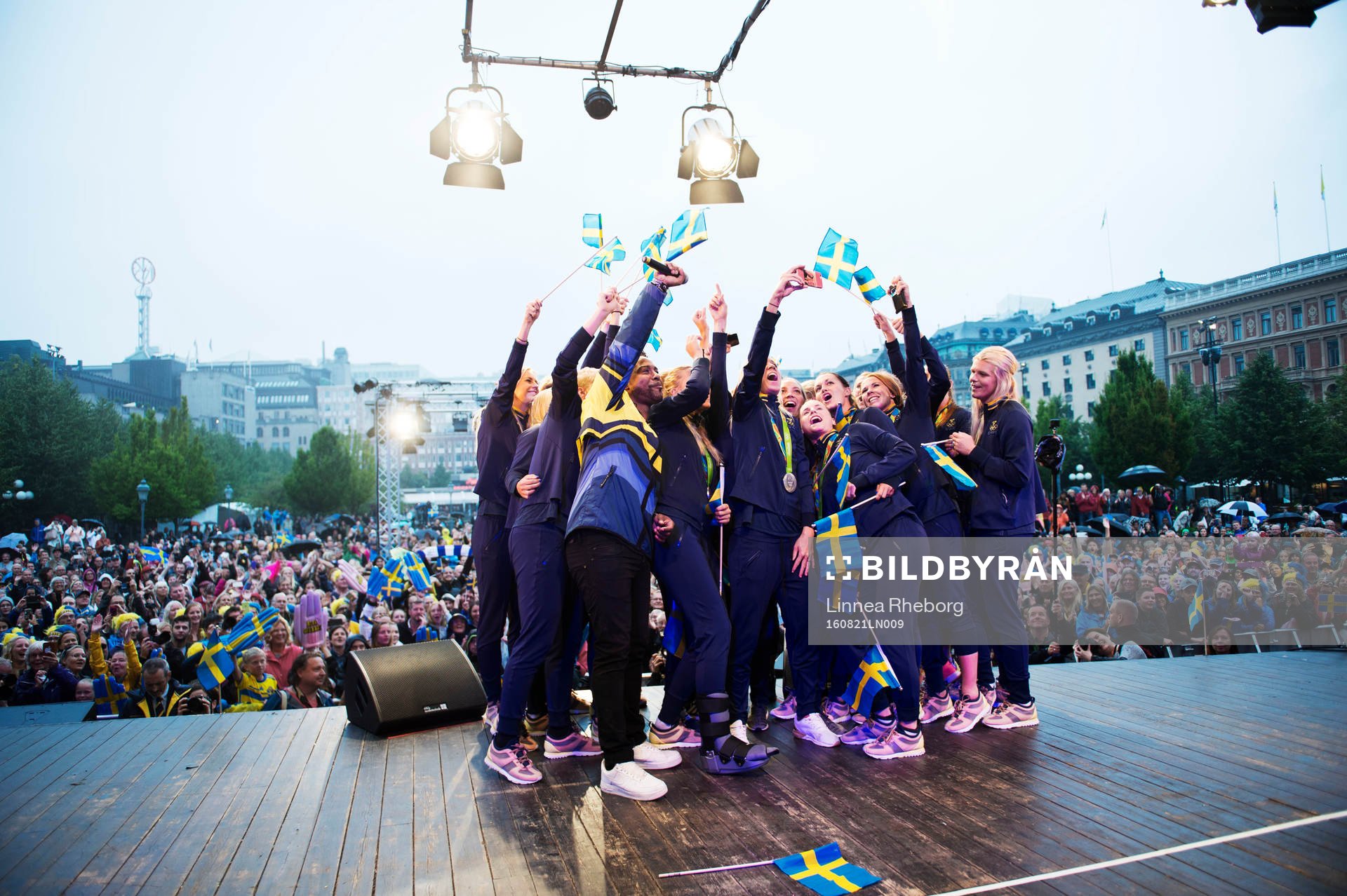 Det svenska damlandslaget i fotboll tar en selfie framför publiken med artisten John Lundvik när de svenska OS-medaljörerna firas i Kungsträdgården den 21 augusti 2016 i Stockholm.