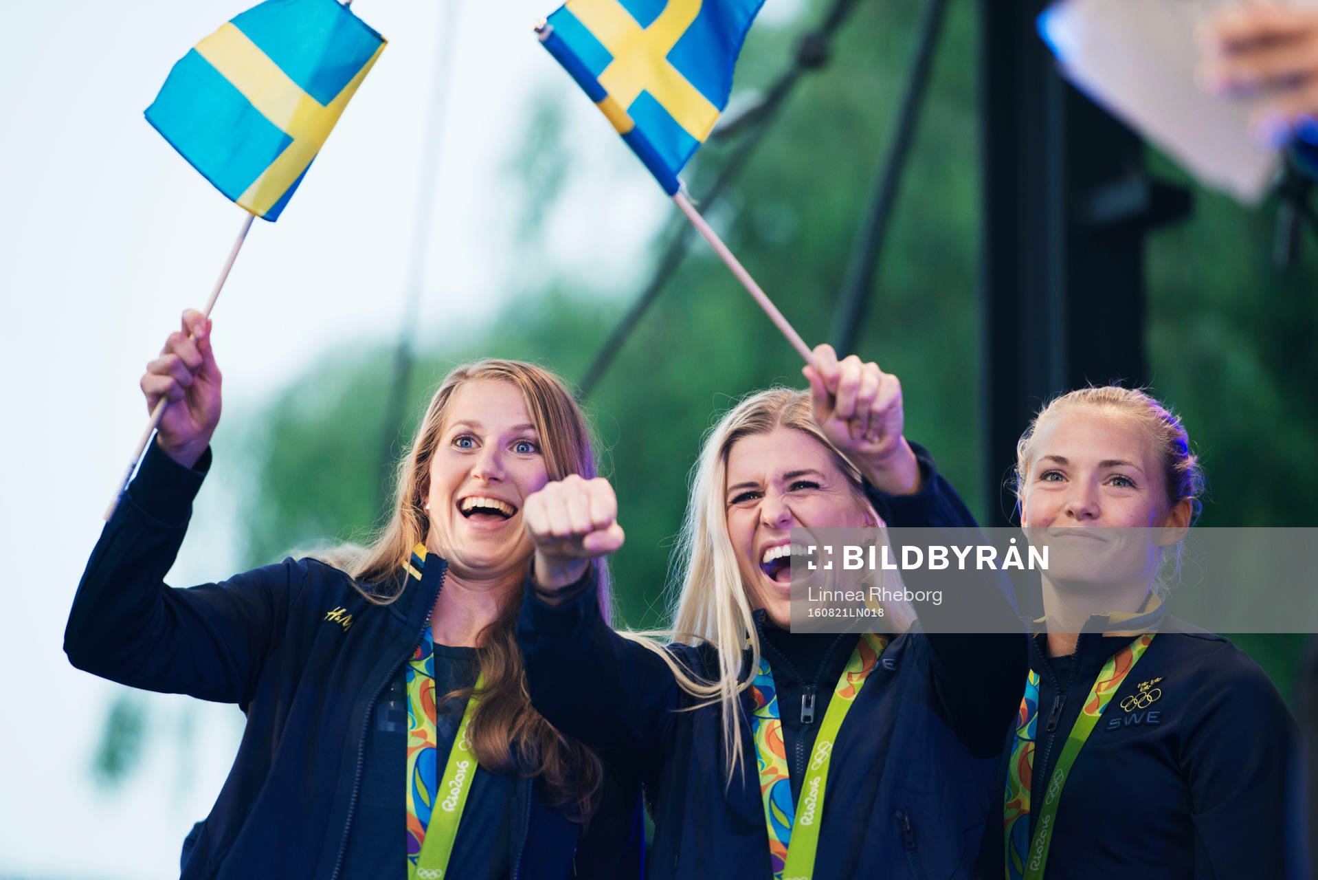 Emma Berglund, Olivia Schough och Magdalena Eriksson jublar